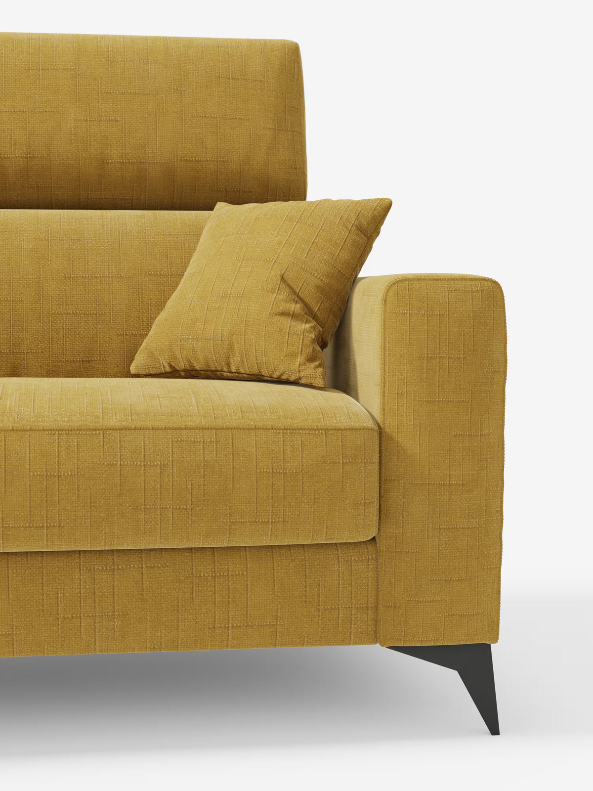 Un primo piano del divano letto matrimoniale Pegaso di Divani.Store, rivestito in tessuto jacquard giallo senape (T22) resistente alle macchie, con un delicato motivo geometrico. Questo divano dal design moderno presenta cuscini coordinati, braccioli bassi, gambe angolate nere e poggiatesta regolabili. Immaginato su uno sfondo bianco a tinta unita.