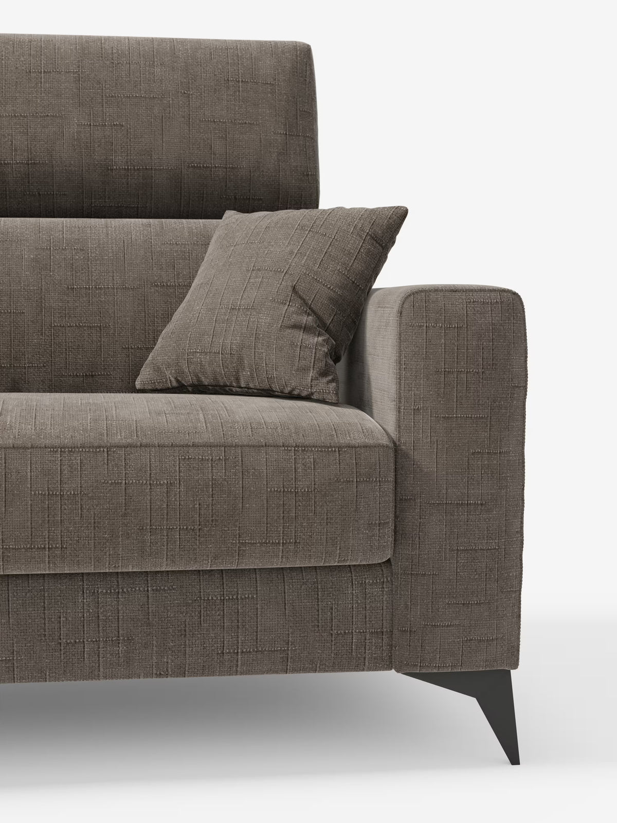 Primo piano del divano letto matrimoniale Pegaso di Divani.Store, rivestito in tessuto jacquard marrone smacchiabile (T22). Questo divano dal design moderno presenta braccioli squadrati, un cuscino coordinato, delicati motivi geometrici e gambe nere angolate. Il lato destro del divano letto Pegaso risalta su uno sfondo bianco a tinta unita, mettendo in risalto il suo design contemporaneo e i poggiatesta regolabili.