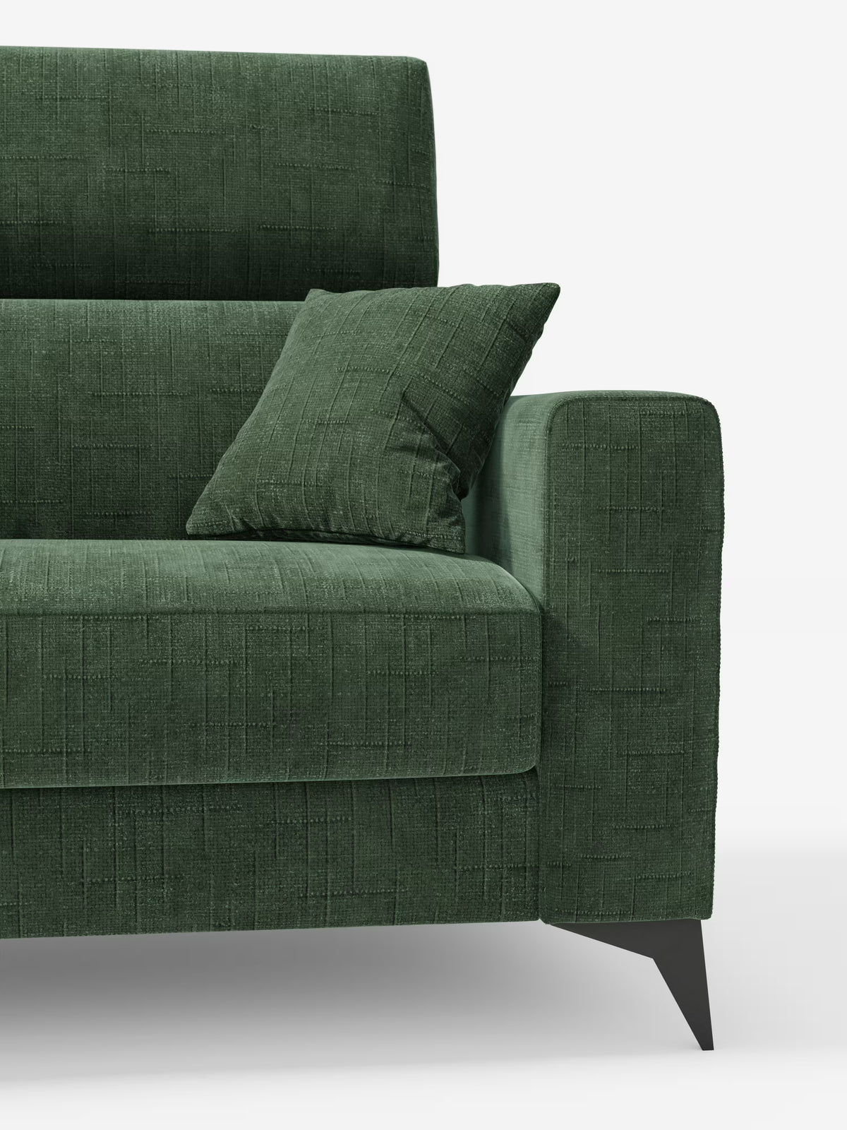 Primo piano del divano letto matrimoniale Pegaso di Divani.Store, rivestito in tessuto jacquard T22 verde scuro resistente alle macchie, con trama in rilievo a vista. Il divano è dotato di poggiatesta regolabili, di un cuscino decorativo coordinato appoggiato obliquamente contro lo schienale e il bracciolo destro, e poggia su gambe angolari in metallo nero, che risaltano su uno sfondo bianco pulito.
