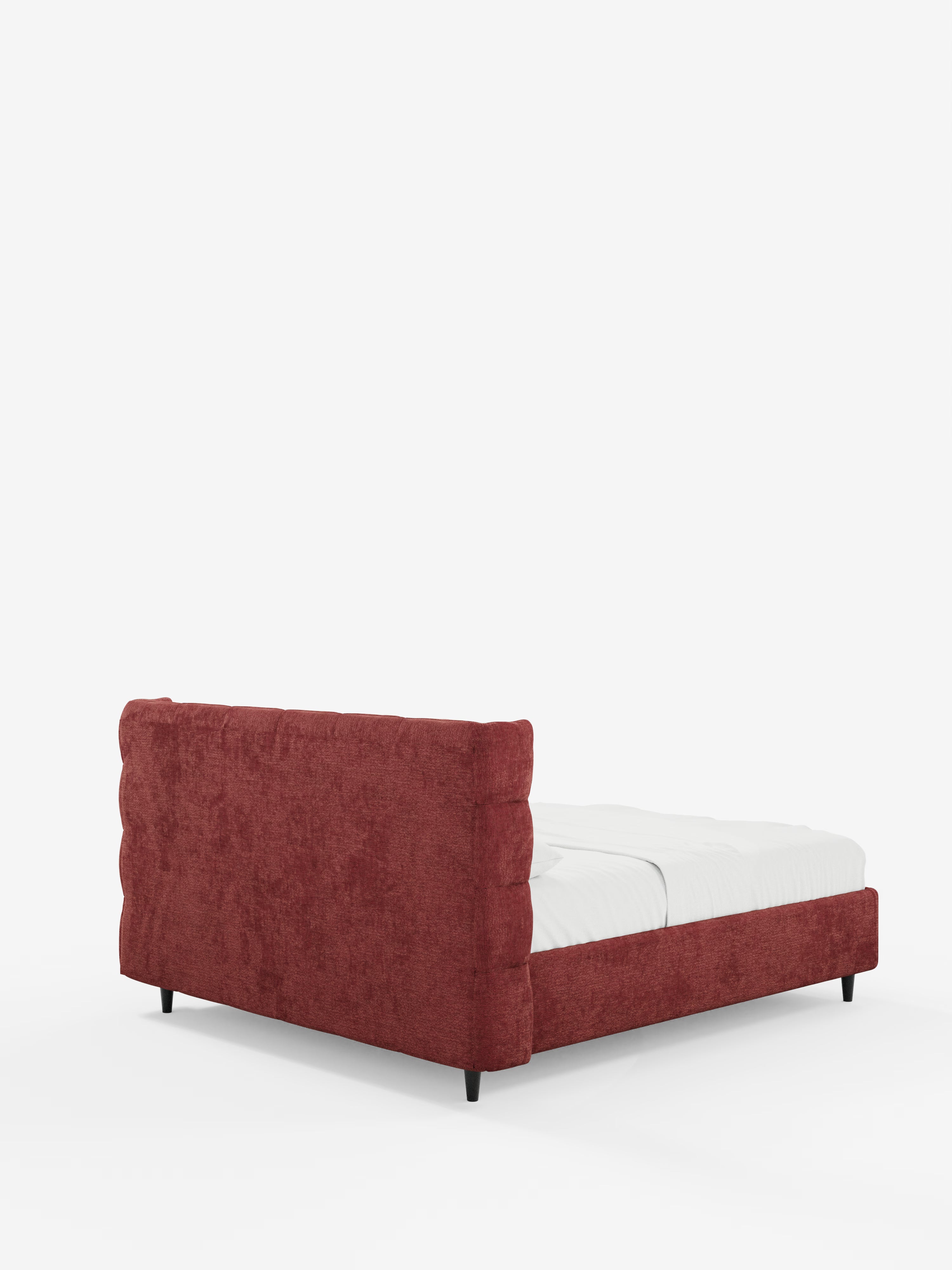 Vi presentiamo il letto imbottito RAGNAR con contenitore e testiera capitonné avvolgente di Letti.store, un letto imbottito moderno realizzato in un elegante tessuto rosso intenso certificato Oeko-Tex®. Questo modello presenta una testiera capitonné avvolgente a sinistra e una pediera a destra se osservato di profilo, eleganti gambe nere e biancheria da letto di un bianco brillante, che risalta magnificamente sullo sfondo bianco e pulito.