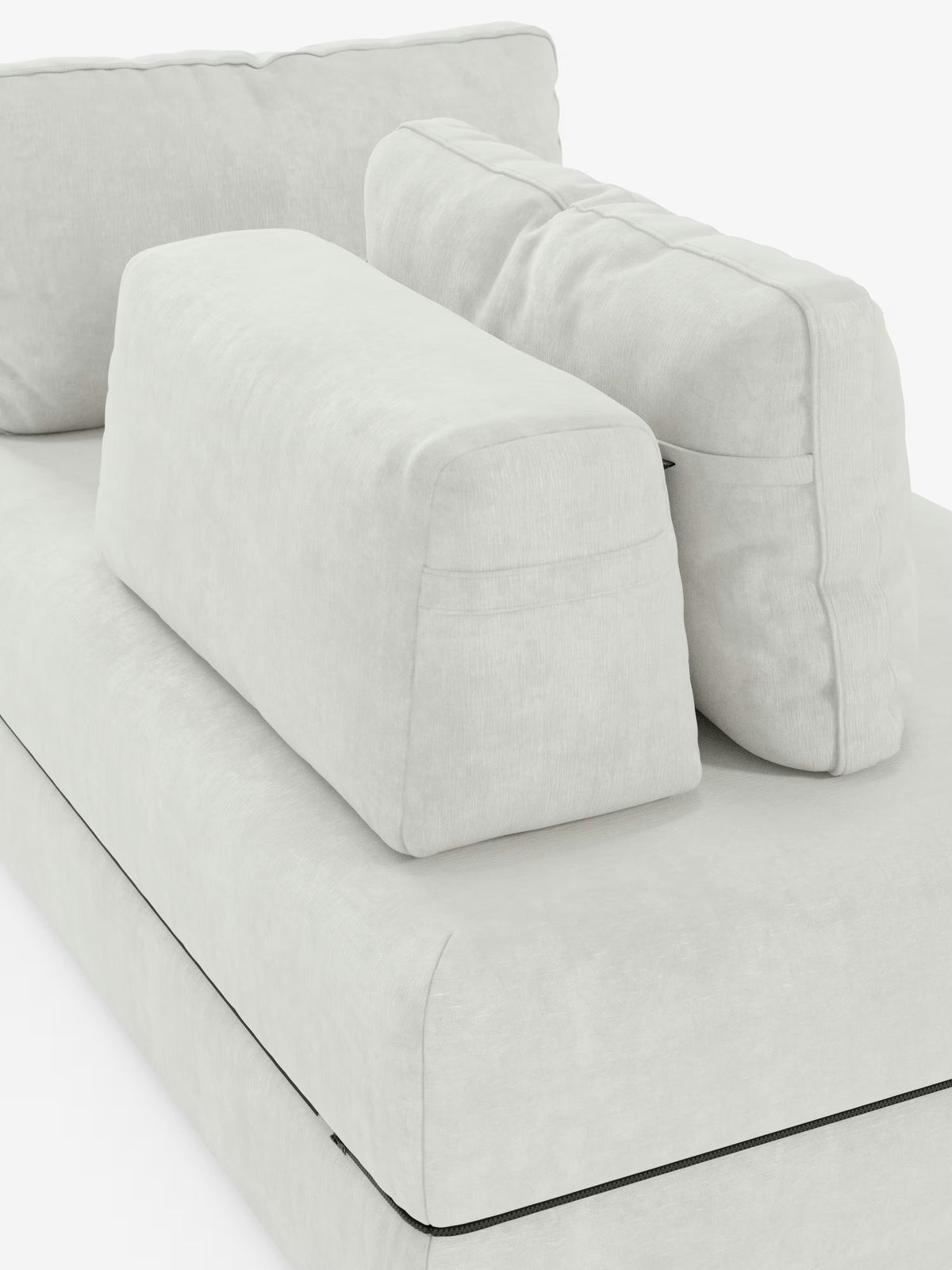 Ecco un primo piano del divano letto matrimoniale Rift a 2 e 3 posti con schienali mobili di Divani.Store, nella versione beige chiaro, rivestito in tessuto smacchiabile T31. Il divano presenta due grandi cuscini rettangolari e un cuscino quadrato disposti sulla seduta, con cuciture a vista che ne sottolineano il design pulito e moderno. Su uno sfondo bianco, questo versatile divano letto include un materasso in memory foam alto 24 cm per un comfort ancora maggiore.