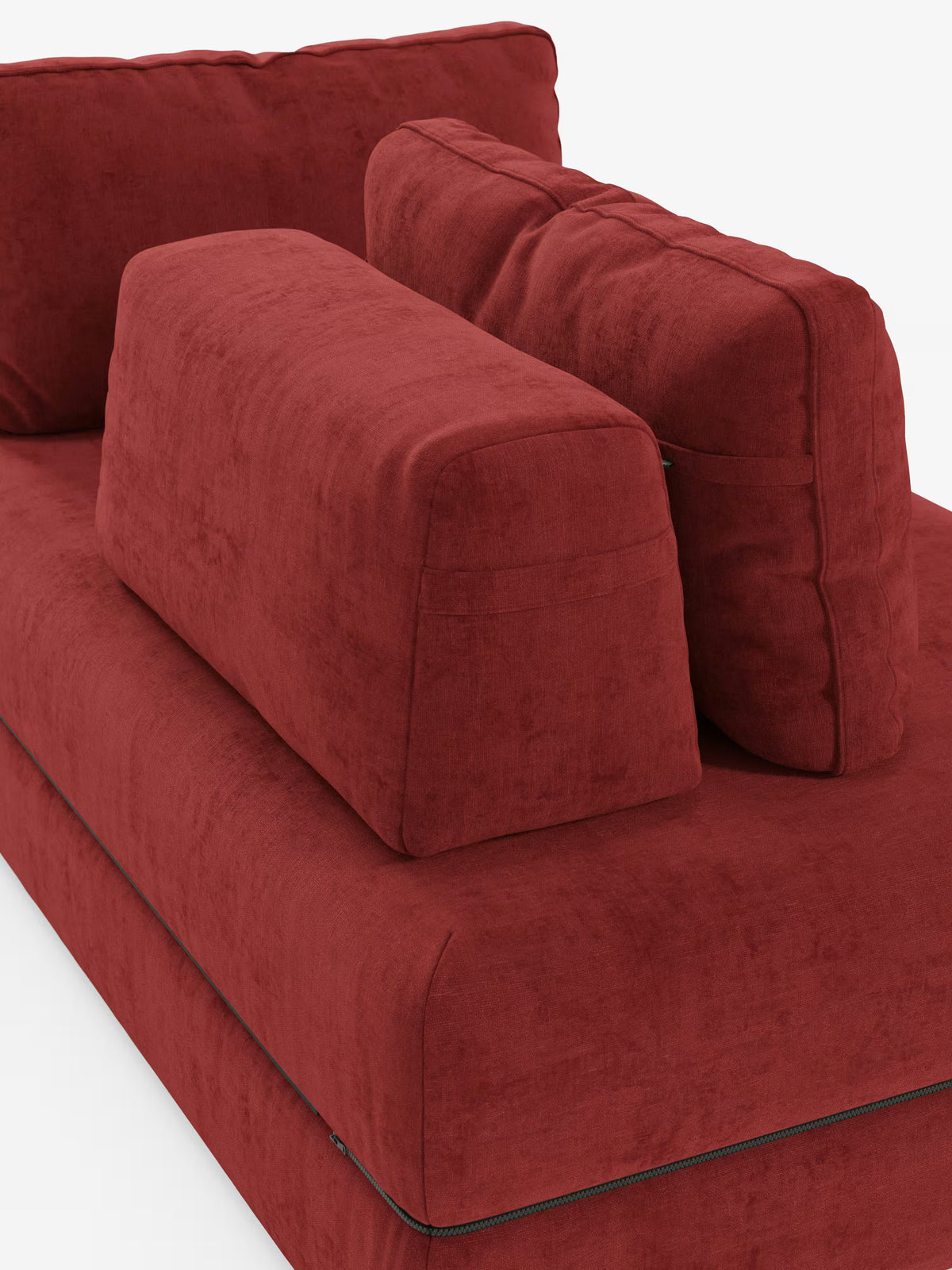Un divano letto matrimoniale rosso modello Rift a 2 e 3 posti di Divani.Store, dotato di schienali orientabili, due cuscini per lo schienale e un cuscino angolare sulla seduta. Il morbido e vellutato tessuto sfoderabile T31 esalta il suo design contemporaneo e il comfort, mentre il divano è esposto su uno sfondo bianco a tinta unita. Questo modello è dotato di un materasso in memory foam alto 24 cm per una maggiore funzionalità.