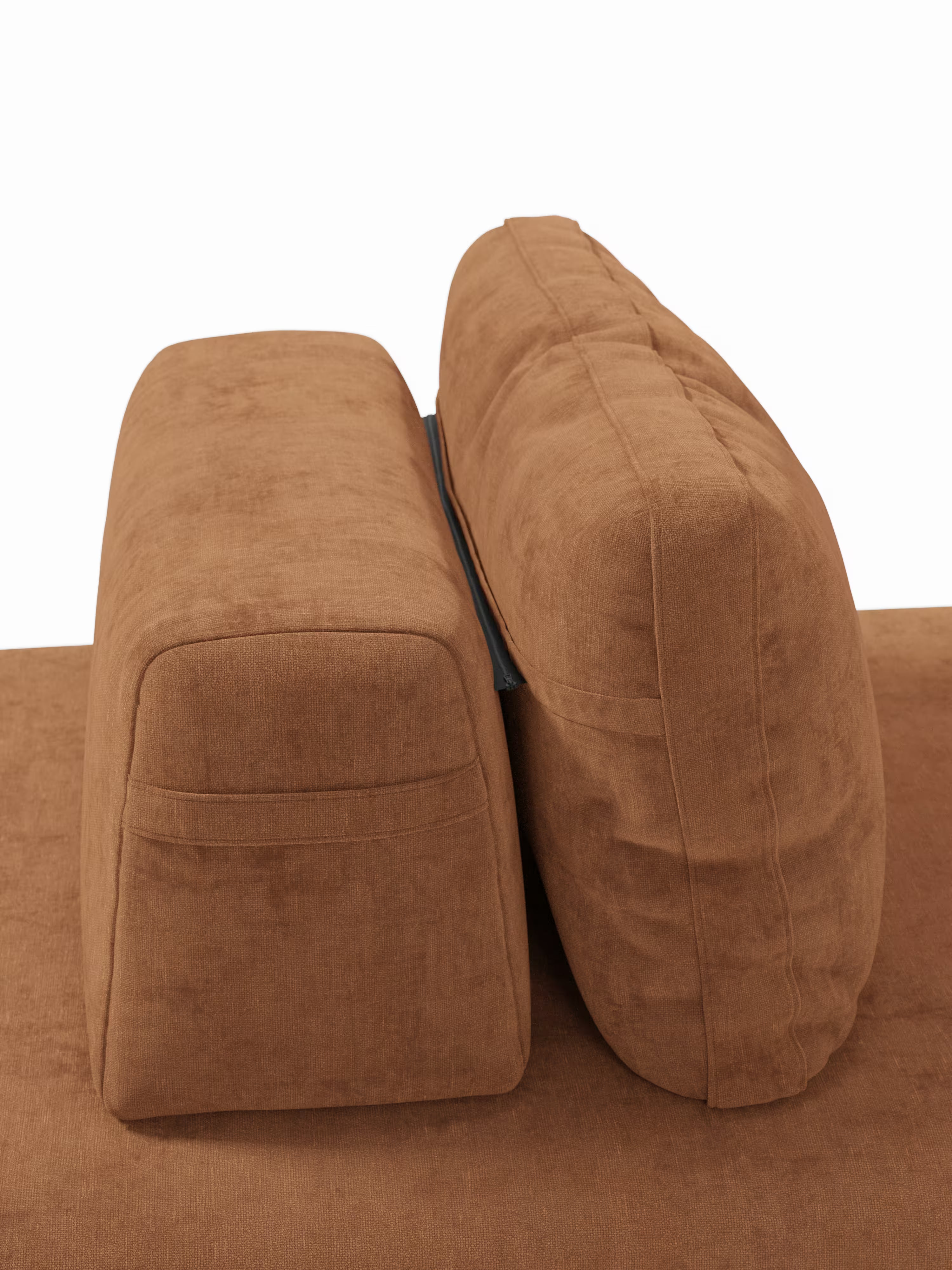 Vista laterale del divano letto matrimoniale Rift a 2 e 3 posti di Divani.Store, caratterizzato da un cuscino dello schienale e della seduta rettangolare di colore marrone, entrambi rivestiti in morbido tessuto. I cuscini, spessi e morbidi, presentano cuciture a vista e offrono un comfort eccezionale. Ideali per qualsiasi divano trasformabile con materasso in memory foam T31 extra alto da 22 cm. Lo sfondo è bianco a tinta unita.