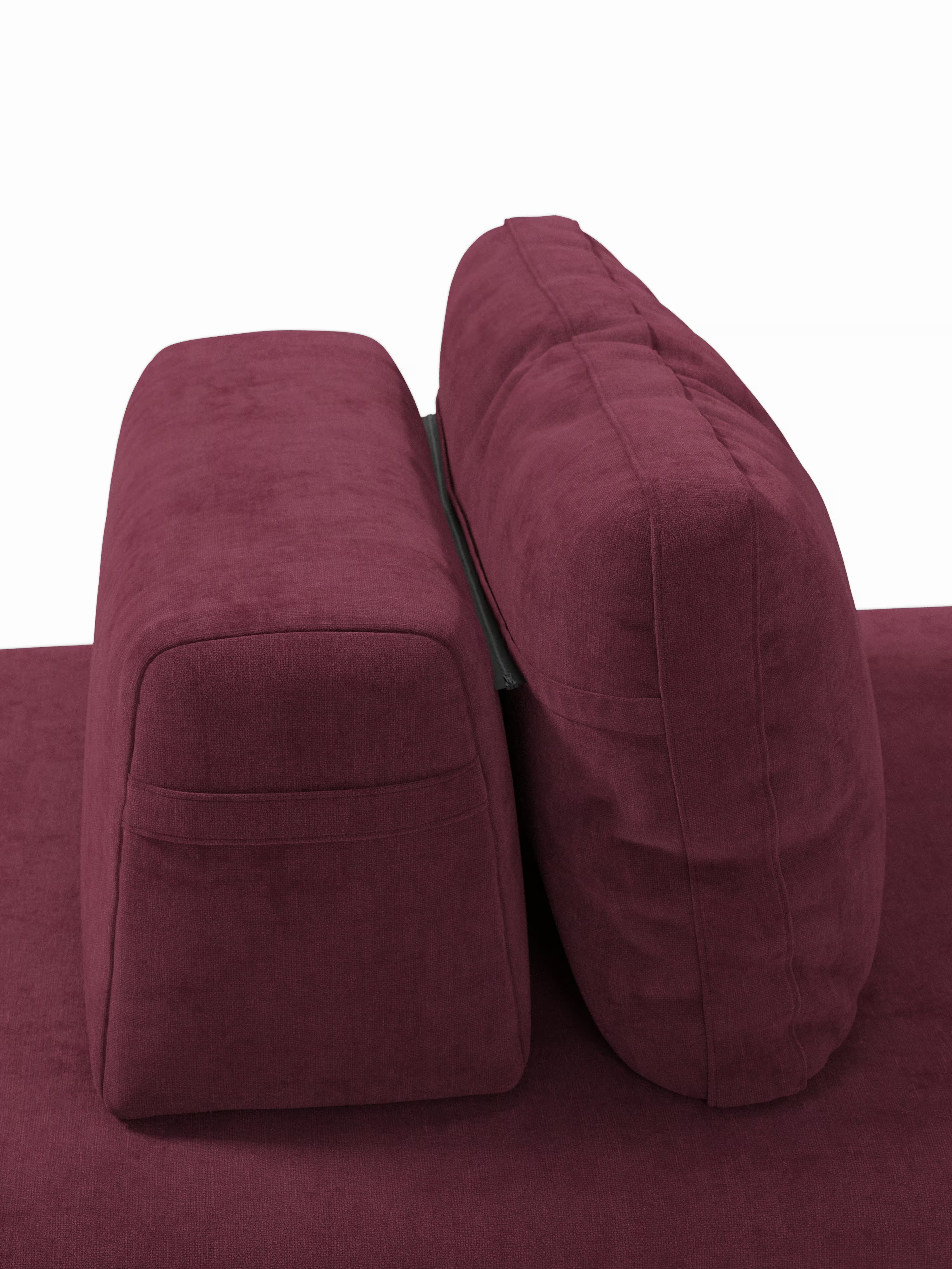 L'immagine mostra un primo piano laterale del divano letto matrimoniale a 2 posti "Rift" di Divani.Store, rivestito in tessuto bordeaux scuro. L'immagine mette in risalto i cuscini di seduta e schienale spessi e rettangolari, dotati di un materasso in memory foam T31 alto 22 cm per un comfort maggiore, mentre gli schienali mobili sono leggermente reclinati. Il divano presenta linee pulite senza gambe a vista, in primo piano su uno sfondo bianco a tinta unita.