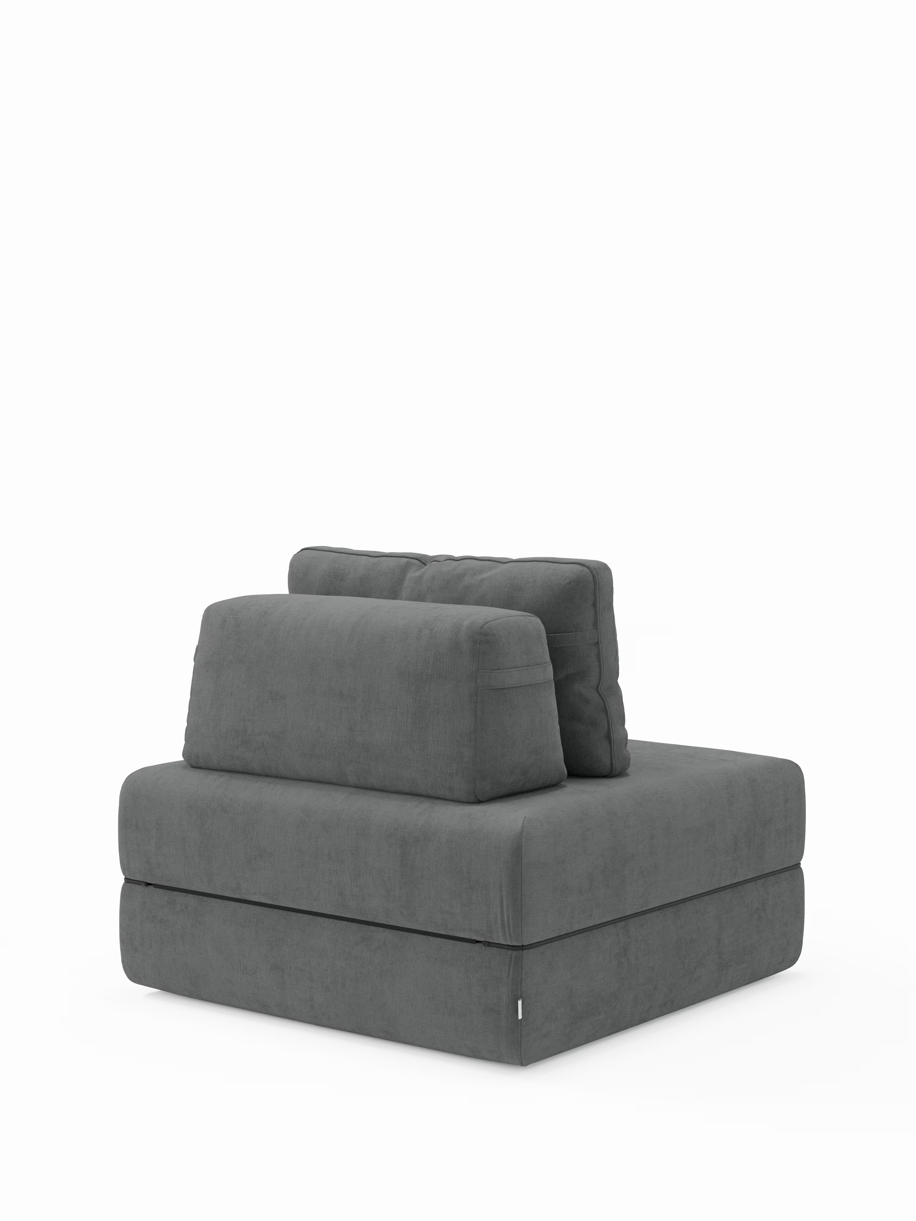 Una poltrona da salotto moderna, senza braccioli, di colore grigio scuro, proposta da Divani.Store: la Rift, poltrona letto con materasso alto 22 cm e memory foam – schienale mobile e tessuto smacchiabile T31 – presenta un design morbido e squadrato, con due cuscini dello schienale e bordi morbidi e arrotondati. La finitura in tessuto testurizzato e lo schienale mobile conferiscono un look minimalista e contemporaneo, che richiama l’elegante design italiano. Presentata su sfondo bianco.