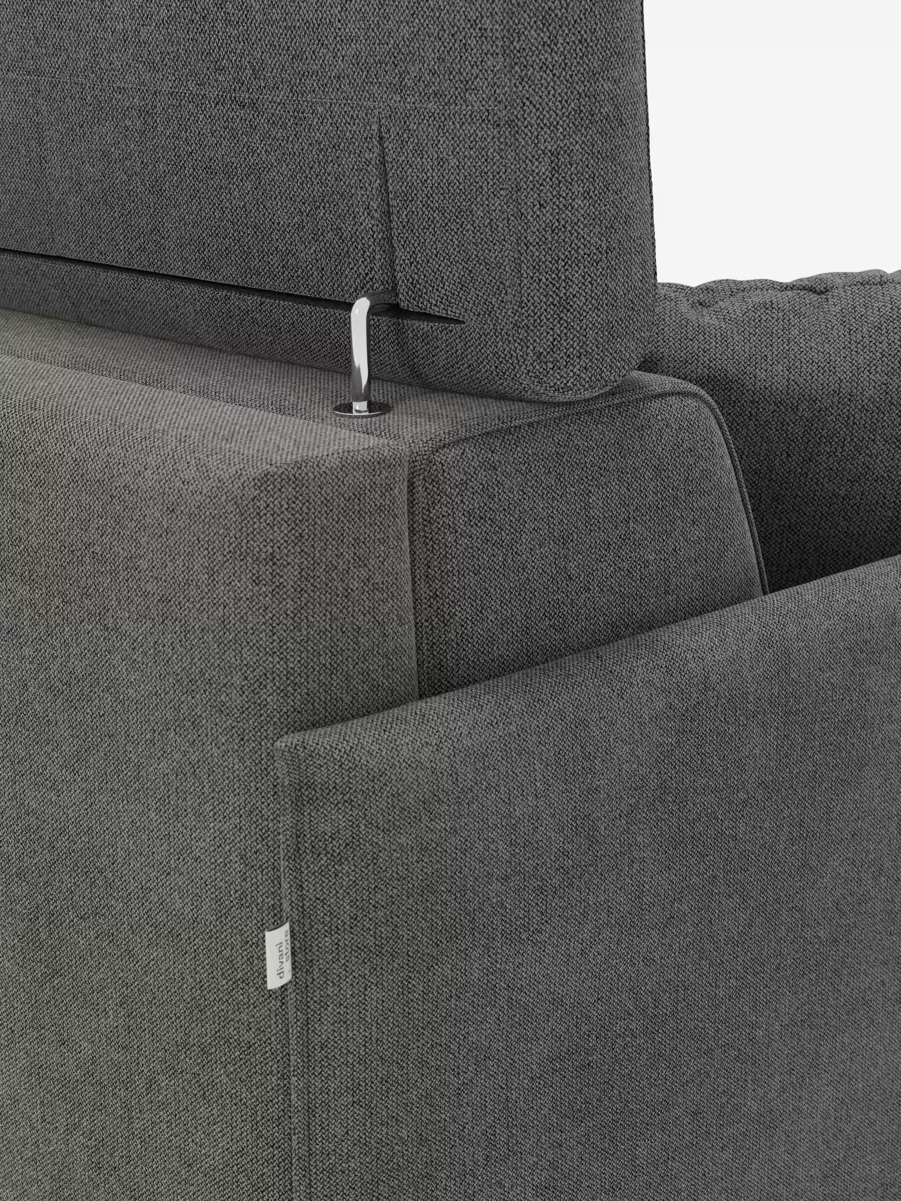 Primo piano del divano letto matrimoniale Sole dal design compatto di Divani.Store, che mette in risalto i poggiatesta reclinabili regolabili con cerniera argentata a vista e un'etichetta in tessuto sul lato. Il rivestimento smacchiabile T23 mette in risalto la trama raffinata e le cuciture pulite, riflettendo il design di ispirazione scandinava. Questo divano, sfoderabile al 100%, coniuga con disinvoltura lo stile contemporaneo alla praticità.