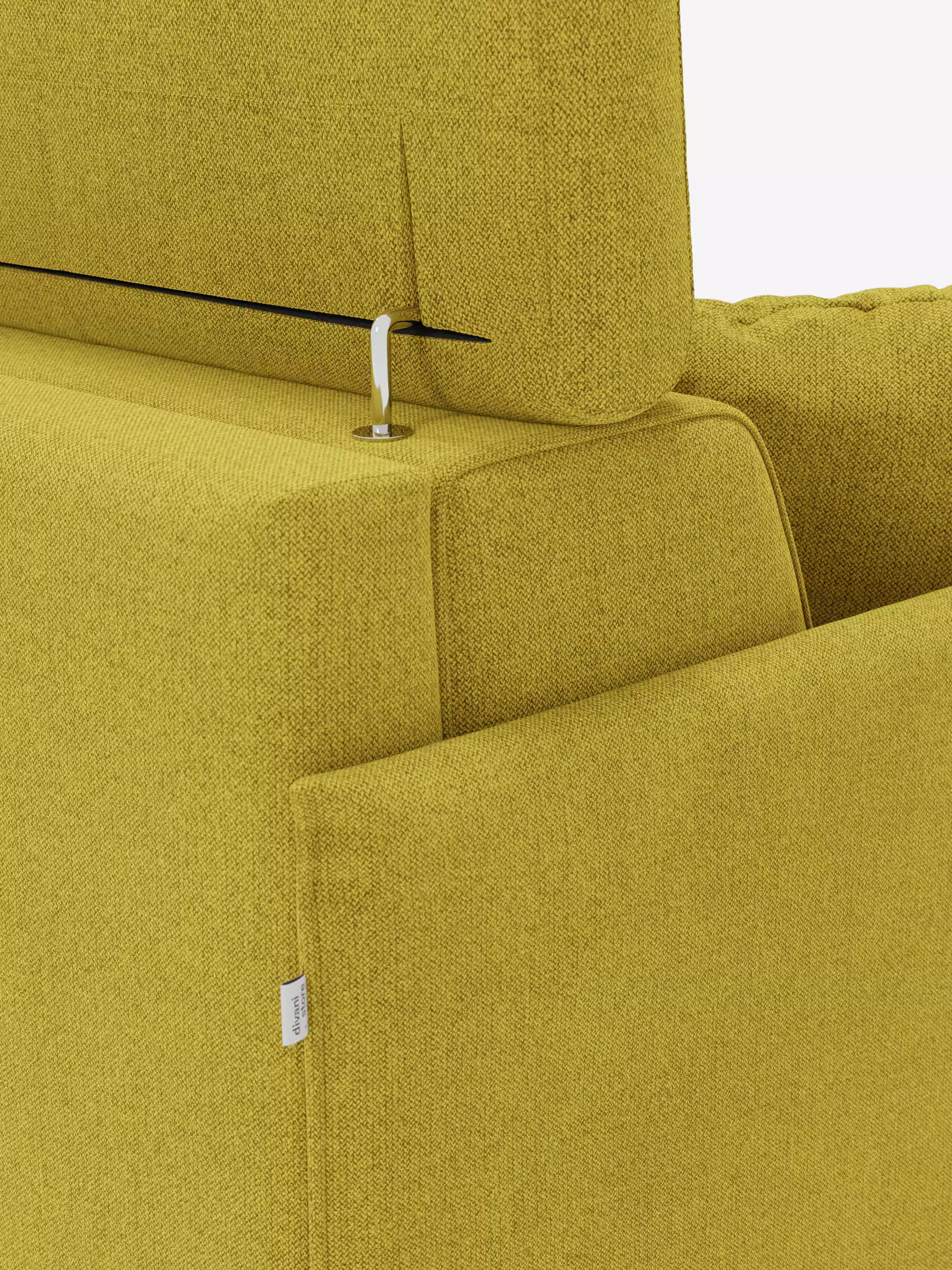 Primo piano del divano letto matrimoniale Sole di Divani.Store in giallo senape, caratterizzato da un design compatto, poggiatesta reclinabili con cerniera metallica a vista ed etichetta in tessuto, rivestito in tessuto T23 100% sfoderabile e antimacchia, raffigurato su sfondo bianco.