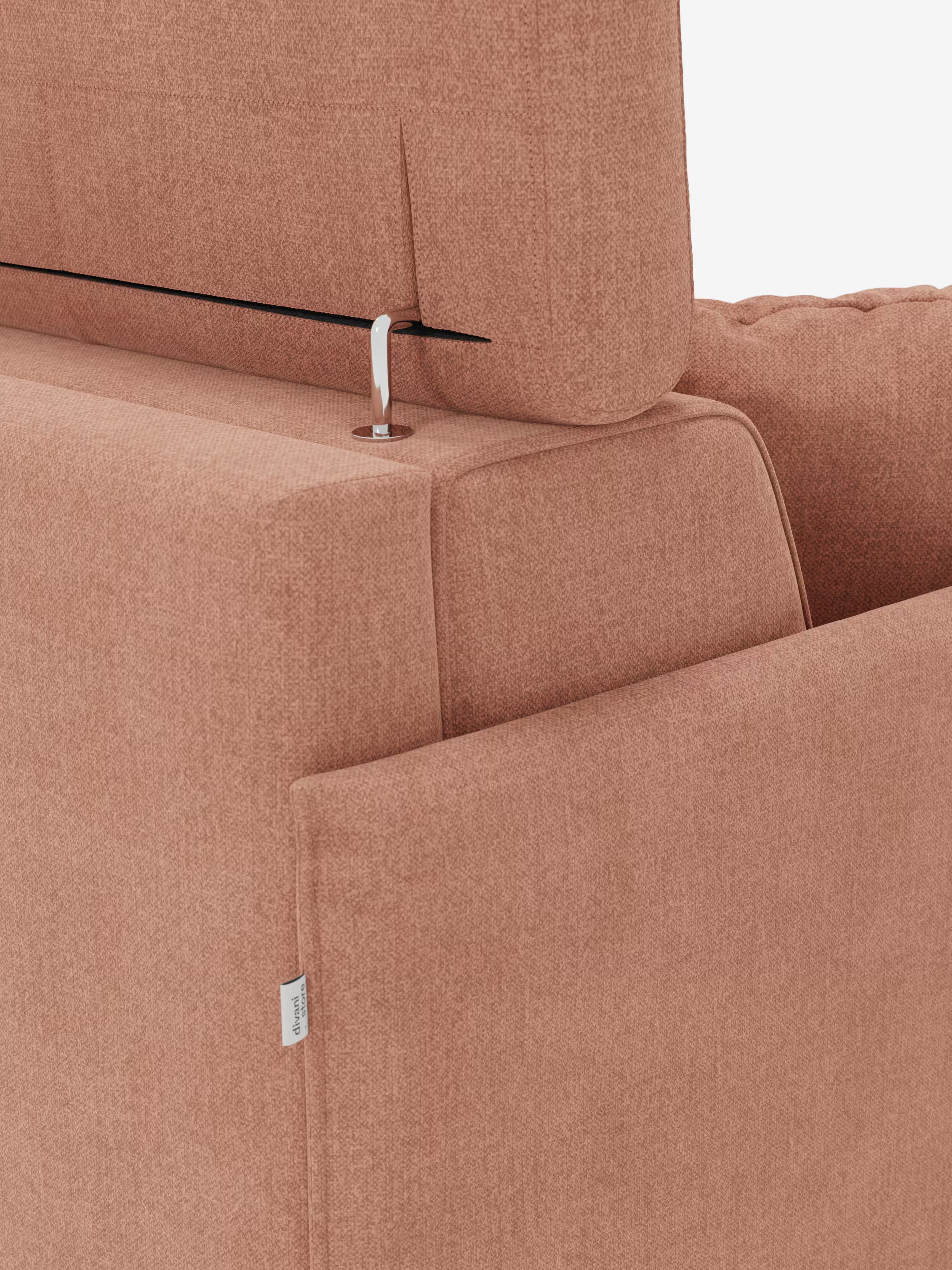 Primo piano del divano letto matrimoniale Sole di Divani.Store, realizzato in morbido tessuto T23 rosa tenue resistente alle macchie, che mette in risalto il rivestimento testurizzato e la piccola etichetta bianca. Lo schienale è dotato di una cerniera metallica che ne consente la regolazione per un comfort ottimale, mentre il design pulito e minimalista risalta sullo sfondo bianco.