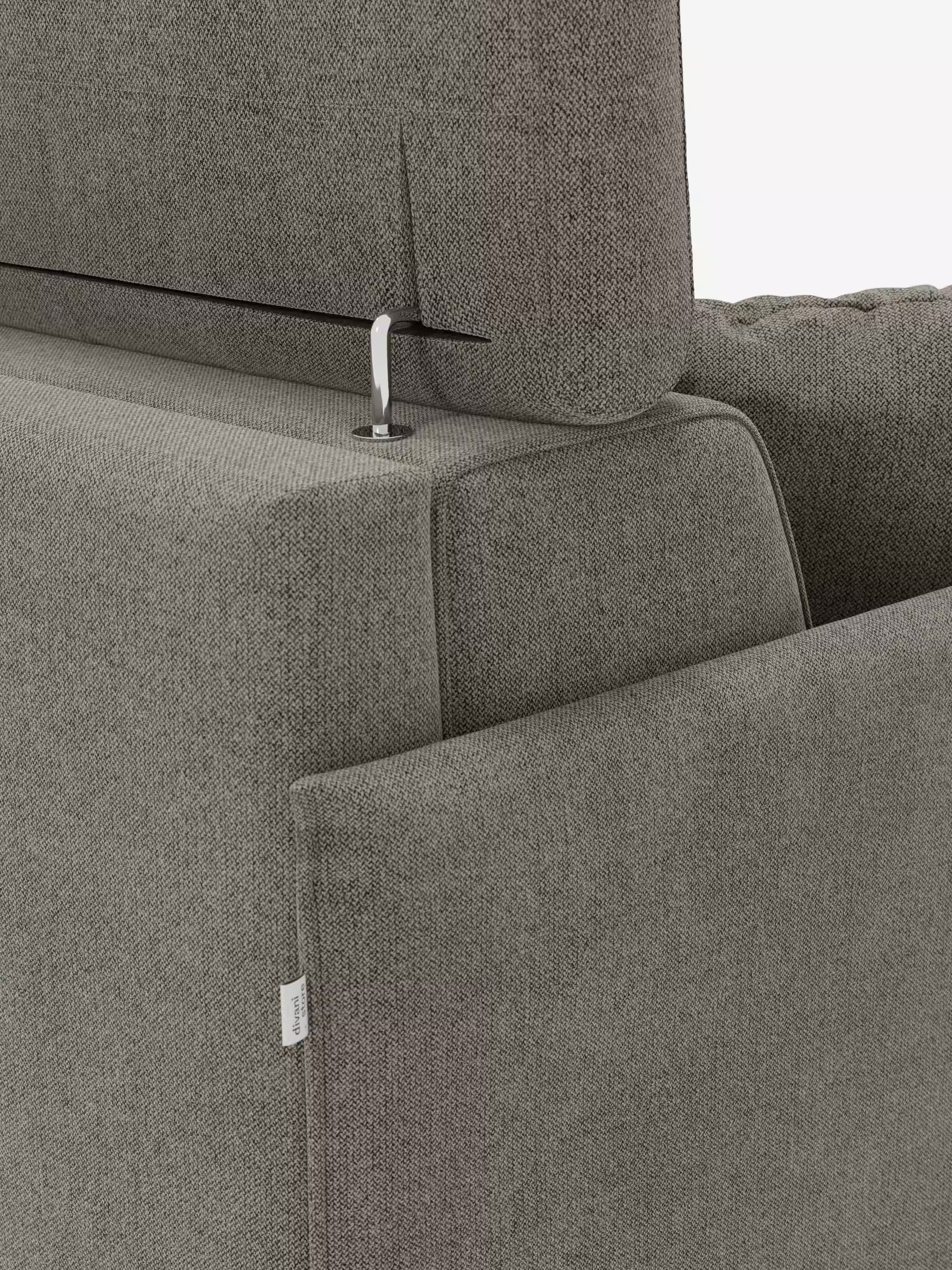 Primo piano del divano letto matrimoniale Sole di Divani.Store, caratterizzato da un moderno rivestimento grigio in tessuto T23, 100% sfoderabile e antimacchia. Il design compatto presenta un poggiatesta regolabile azionato da un'elegante leva in metallo, con tessuto testurizzato a vista e una discreta etichetta bianca sulla cucitura laterale. Lo sfondo è bianco a tinta unita.
