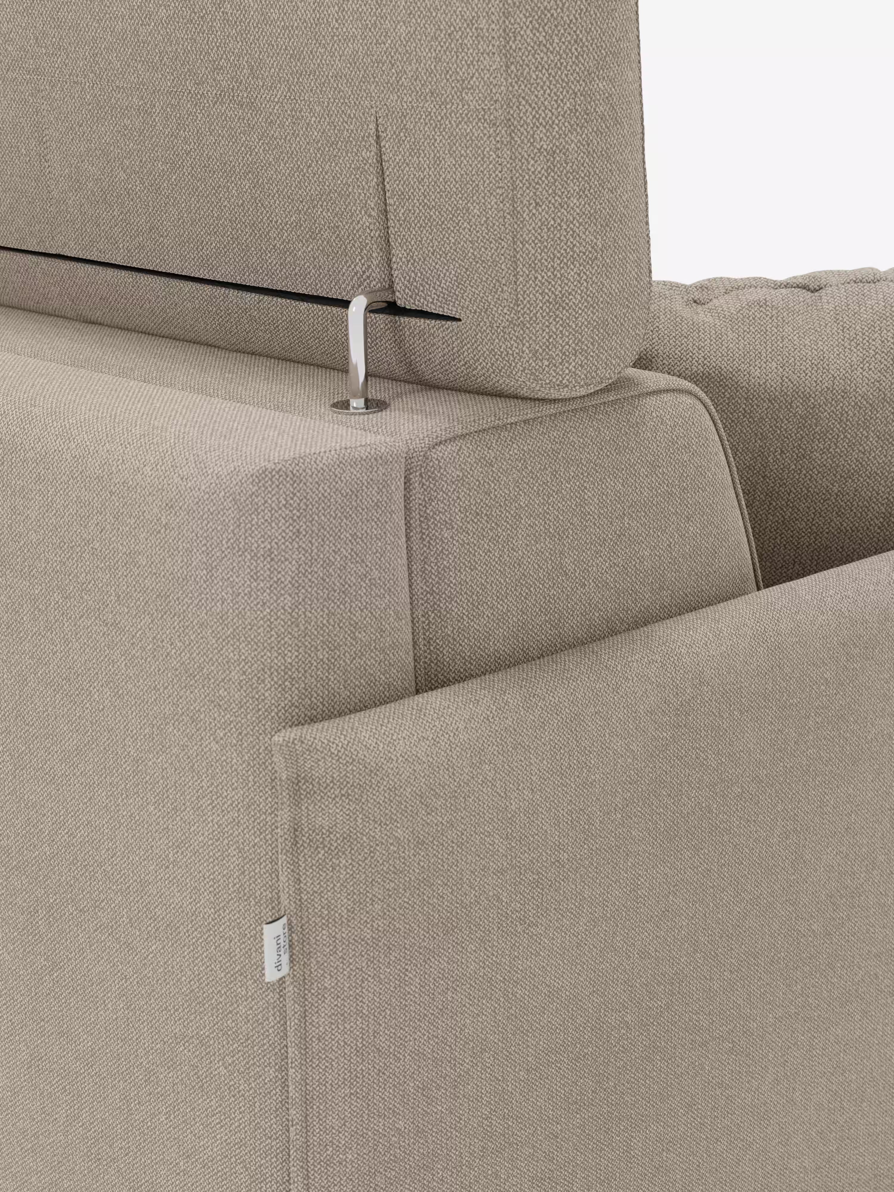 Primo piano del divano letto matrimoniale Sole di Divani.Store, caratterizzato da un rivestimento beige smacchiabile T23 dalla finitura morbida e testurizzata e da un design in stile scandinavo. L'immagine mette in risalto il meccanismo regolabile in metallo per i poggiatesta reclinabili. Una piccola etichetta in tessuto bianco è applicata sulla cucitura laterale, mentre lo sfondo è semplice e chiaro.
