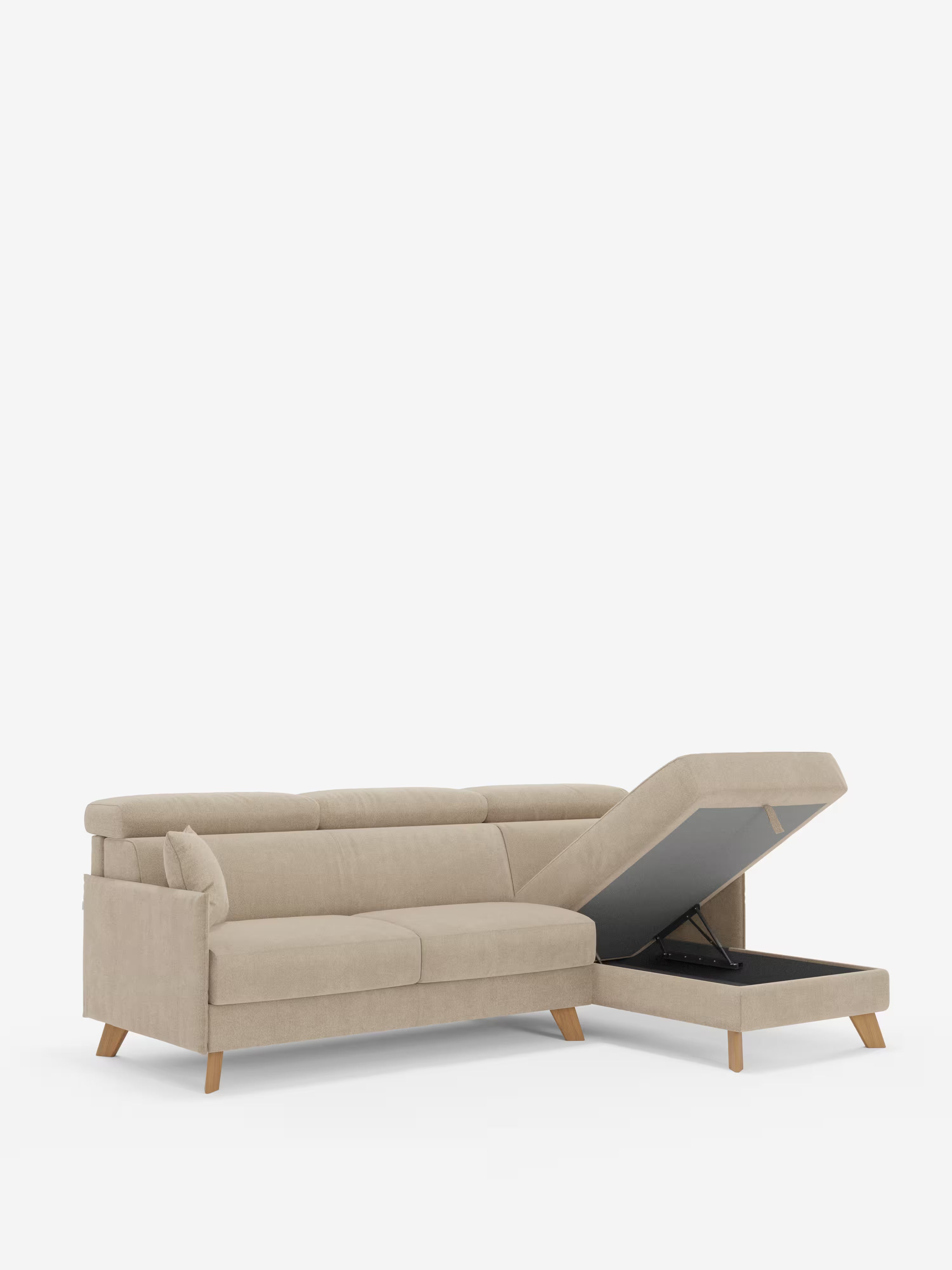 Il divano letto matrimoniale angolare Sole di Divani.Store presenta gambe in legno e un morbido rivestimento in tessuto T23 beige smacchiabile. La sua sezione chaise longue aperta include una penisola contenitore che rivela un vano portaoggetti nascosto. Su uno sfondo bianco a tinta unita, risaltano lo stile scandinavo e il design moderno e funzionale del divano, completato da poggiatesta reclinabili regolabili per un comfort ancora maggiore.