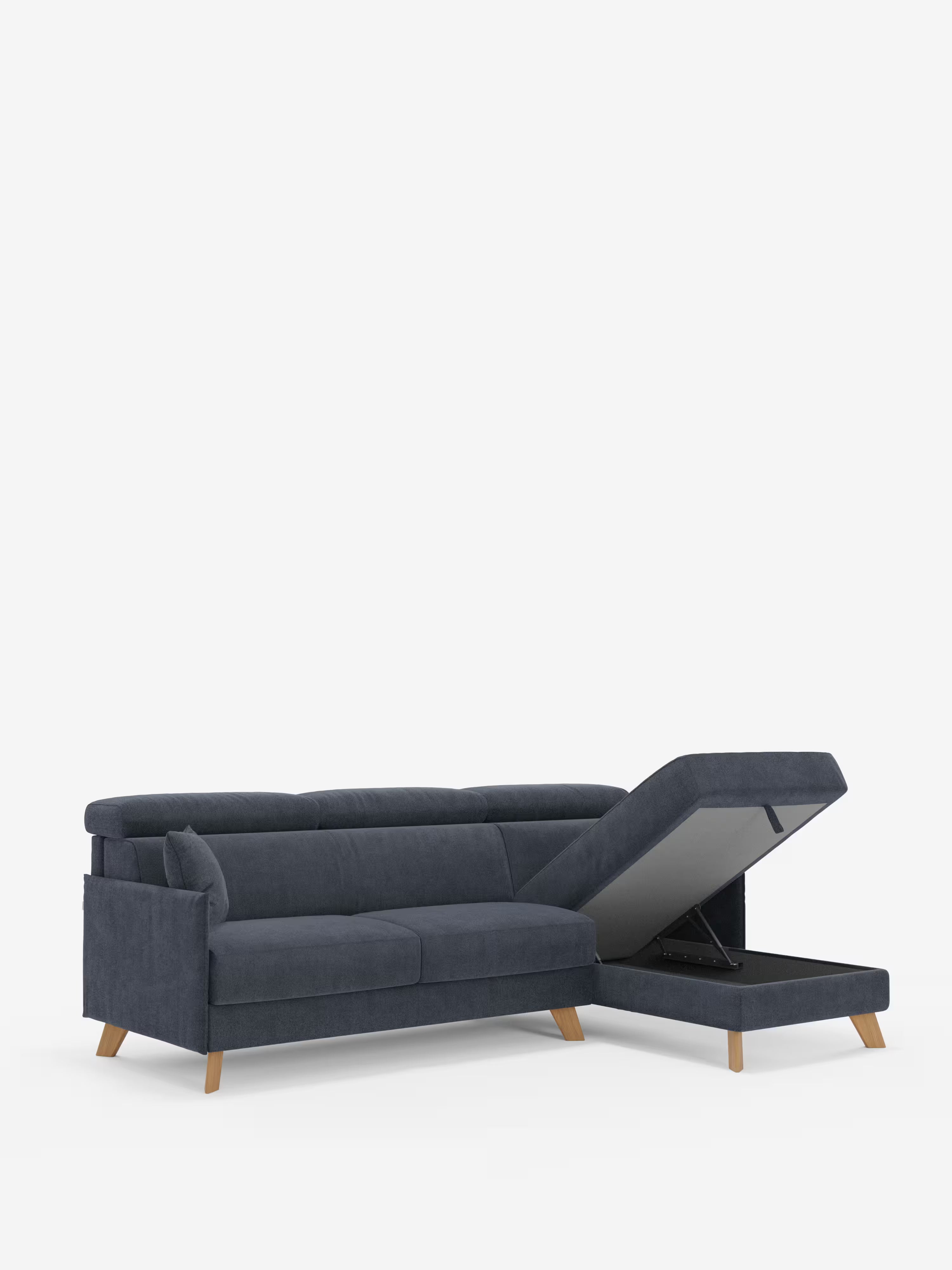 Vi presentiamo il divano letto matrimoniale angolare “Sole” con penisola contenitore e poggiatesta reclinabili di Divani.Store, rivestito in tessuto T23 blu scuro smacchiabile. Questo elegante divano è caratterizzato da gambe in legno chiaro e da una chaise longue con penisola contenitore sul lato destro, dove la seduta si solleva per rivelare un ampio spazio nascosto. Caratterizzato da uno stile scandinavo, le sue linee pulite risaltano magnificamente su uno sfondo bianco a tinta unita.