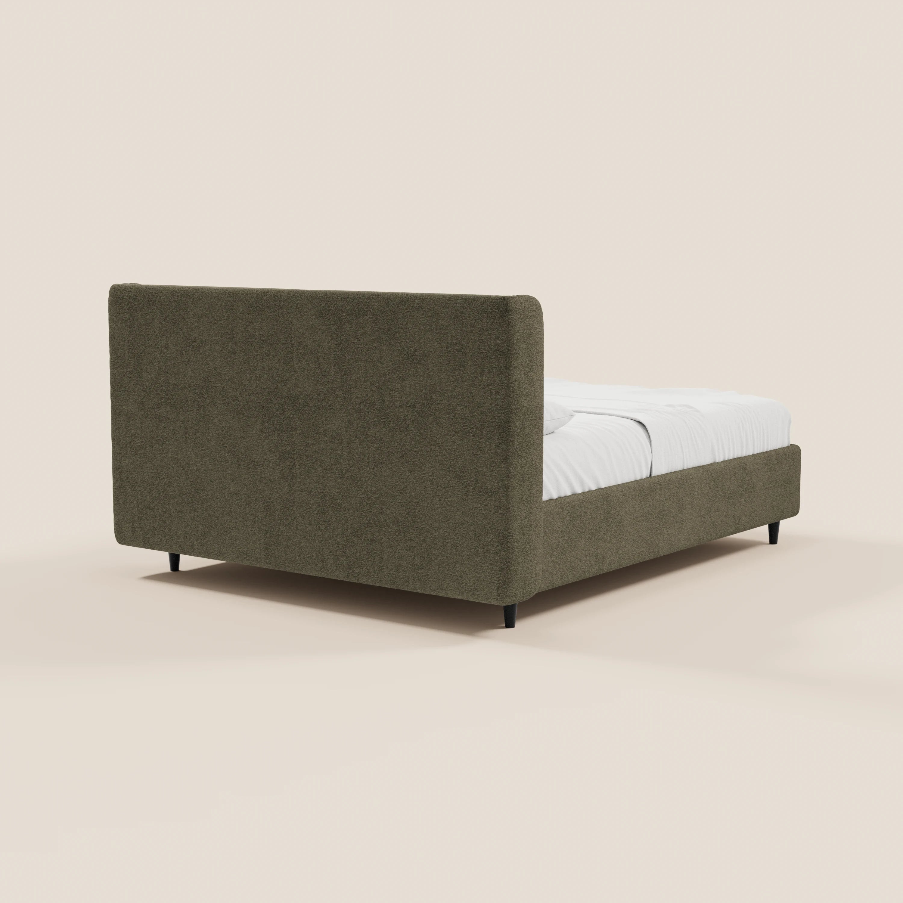 Il letto di design VALKIRIA di Letti.store è caratterizzato da un tessuto verde oliva certificato Oeko-Tex®, una testiera rettangolare alta con 2 cuscini imbottiti, gambe nere e una base contenitiva. È raffigurato ben rifatto, con biancheria da letto bianca su uno sfondo beige chiaro, ripreso da un’angolazione posteriore.