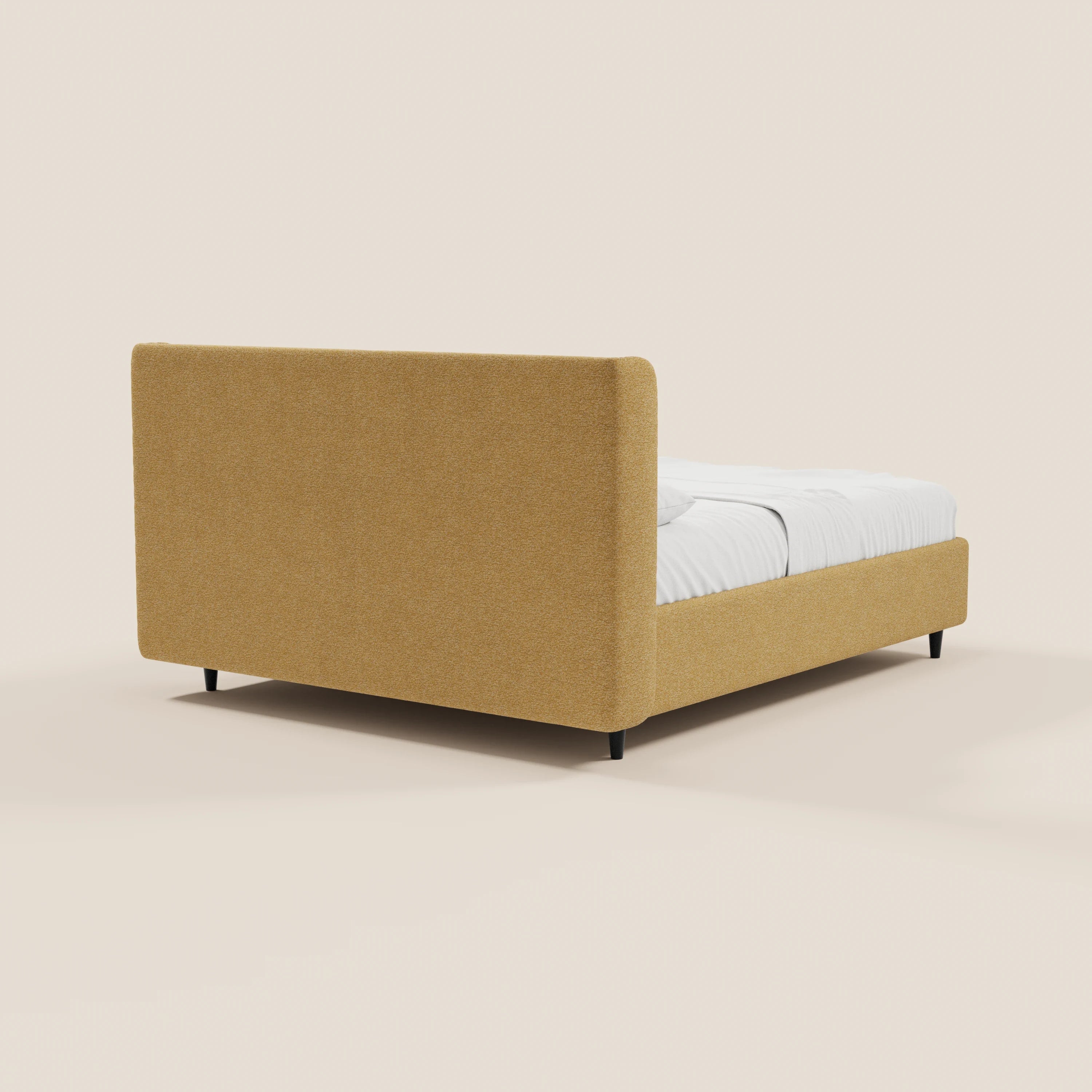 Il letto di design VALKIRIA di Letti.store, presentato in giallo senape con testiera avvolgente, 2 cuscini imbottiti, tessuto Oeko-Tex®, sponde basse, gambe corte nere e biancheria da letto bianca disposta con cura sul materasso.