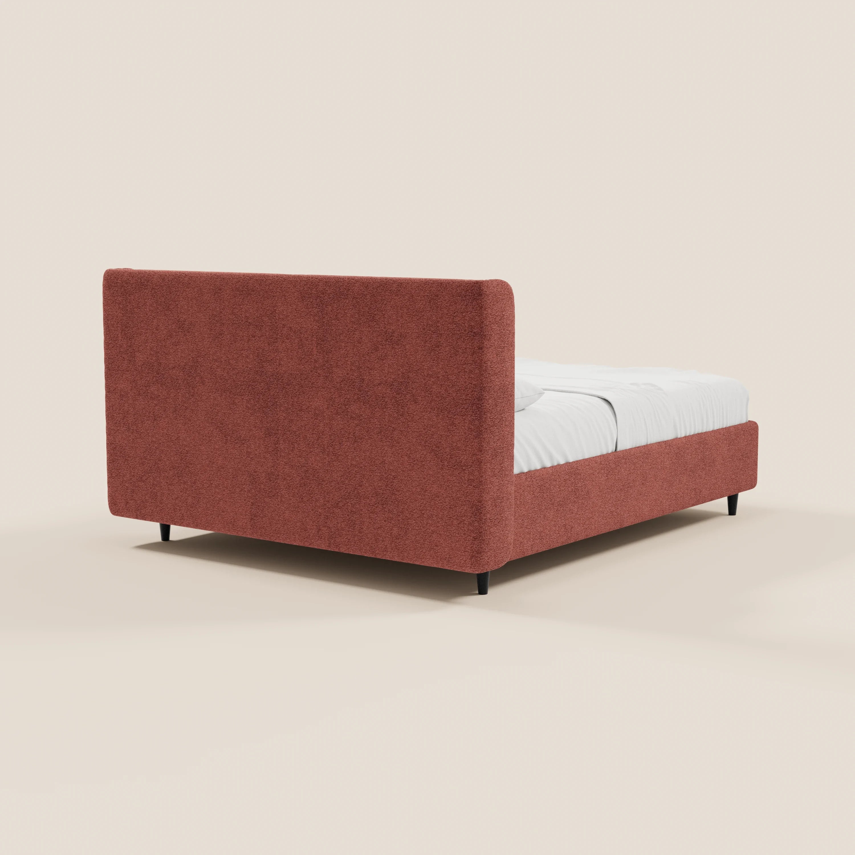 Il letto di design VALKIRIA di Letti.store presenta una testiera alta, rivestita in tessuto rosso ruggine certificato Oeko-Tex®, con 2 cuscini imbottiti, telaio in tinta e base contenitiva: un design elegante, sostenuto da corte gambe nere su uno sfondo chiaro; ideale per ogni ambiente contemporaneo.