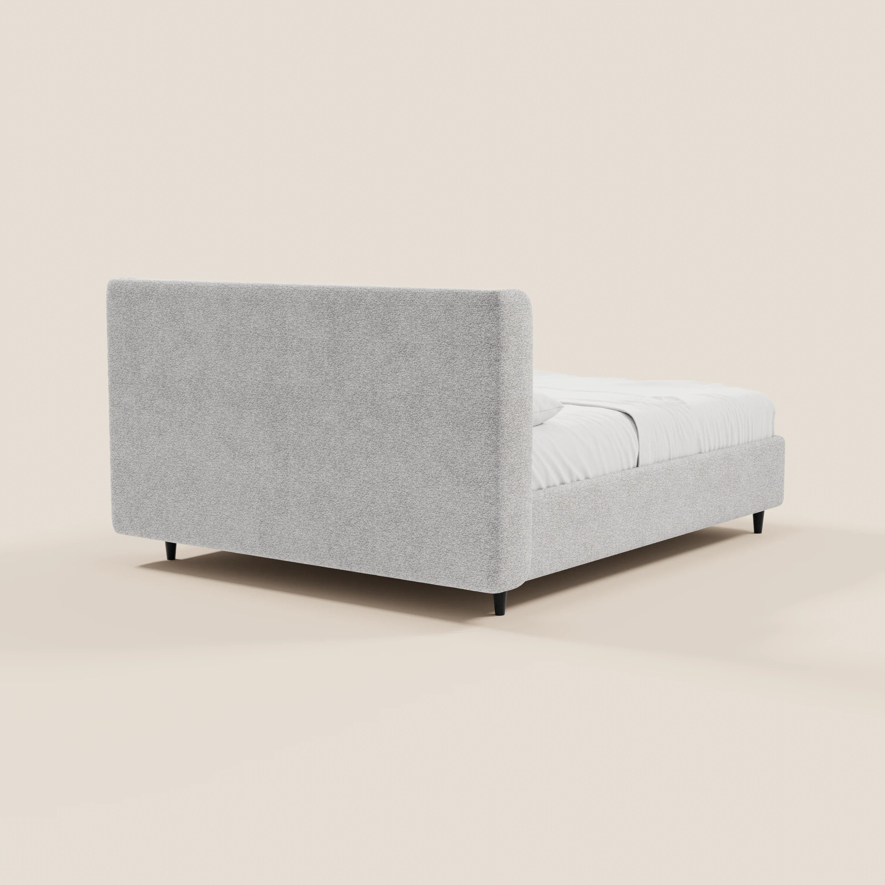 Il modello VALKIRIA di Letti.store è un letto imbottito dal design moderno, caratterizzato da una testiera alta rivestita in grigio chiaro certificata Oeko-Tex® con 2 inserti imbottiti, una base contenitore, biancheria da letto bianca e gambe corte nere; è raffigurato in una vista posteriore obliqua su uno sfondo beige chiaro.