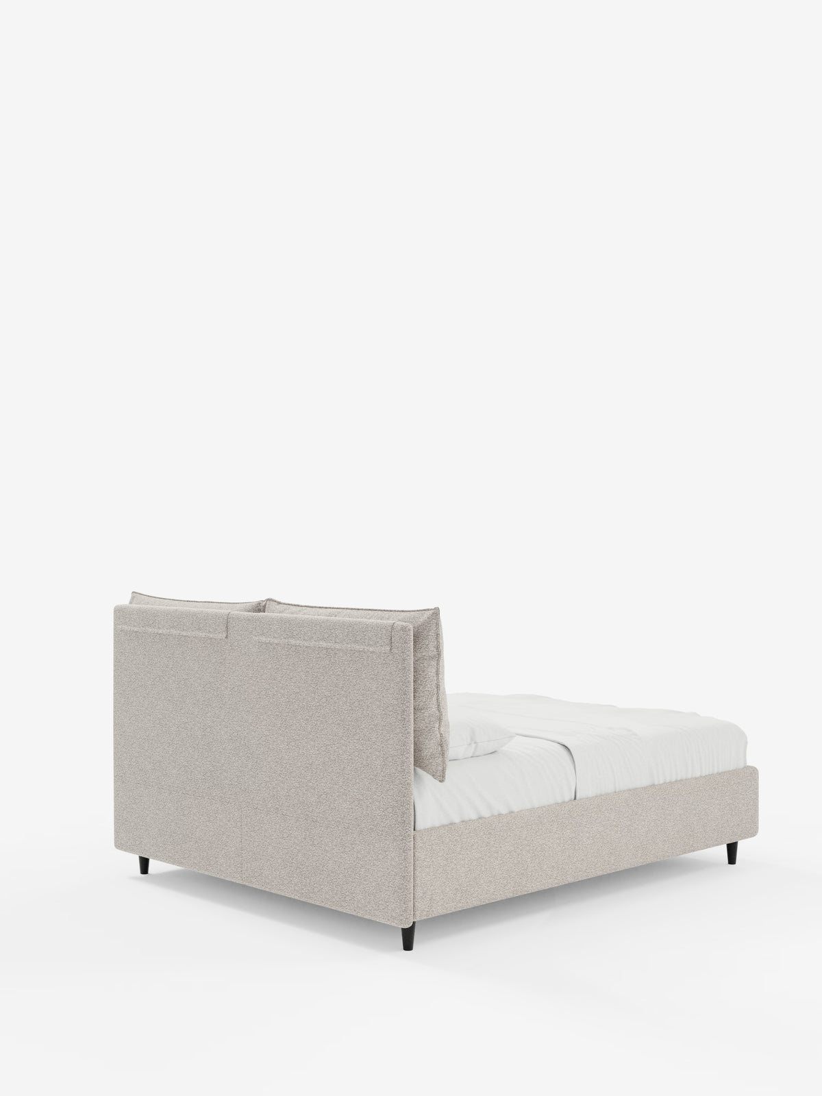 Un letto imbottito ZAYRON color beige con contenitore di Letti.store, caratterizzato da testiera e pediera basse con pannelli imbottiti e cuscini morbidi regolabili. Il letto, realizzato in tessuto certificato Oeko-Tex®, è rivestito con biancheria da letto e cuscini bianchi e poggia su gambe corte scure su uno sfondo bianco a tinta unita.