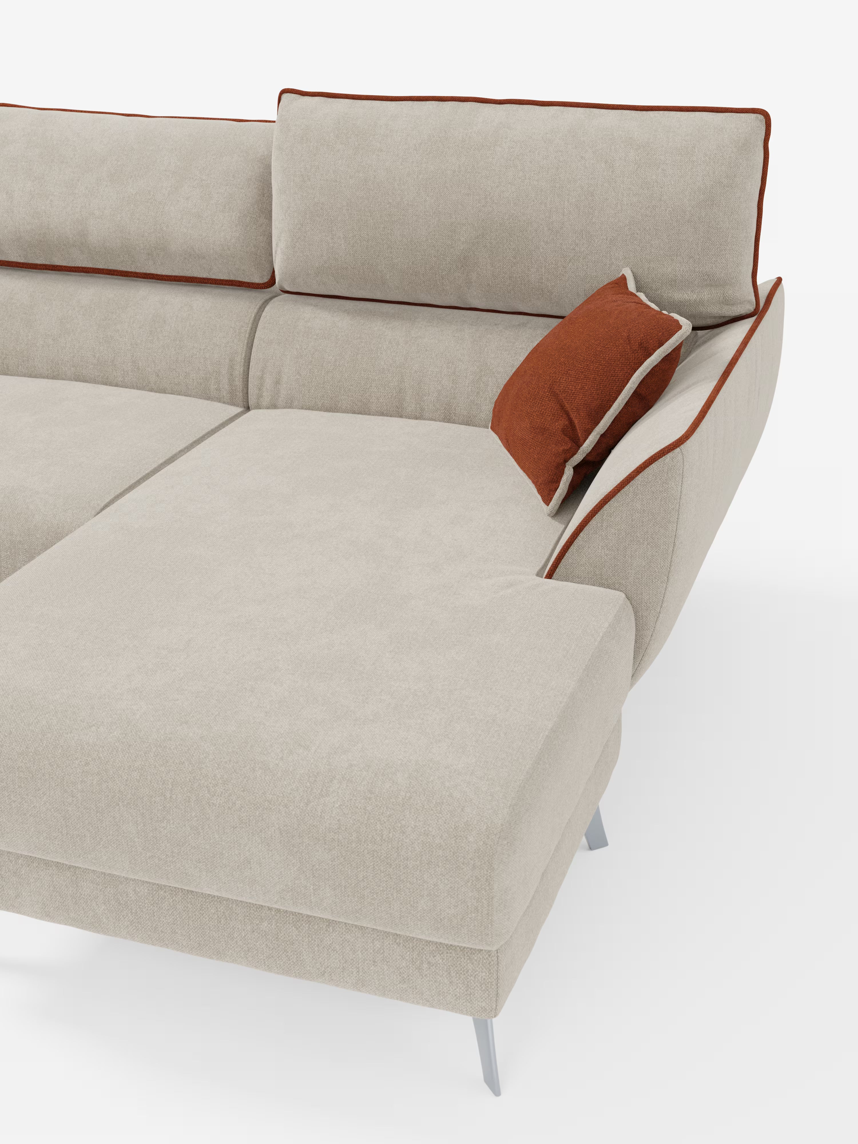 Il divano angolare bicolore Michelangelo con penisola e sedute estensibili di Divani.Store presenta un design moderno nei toni del beige e del marrone, con schienale angolare, sottili gambe in metallo e bordino marrone a contrasto. Questo divano componibile include un piccolo cuscino rettangolare marrone sul lato destro. I poggiatesta reclinabili in tessuto smacchiabile T23 consentono di personalizzare il comfort, mentre l’estetica minimalista risalta sullo sfondo bianco a tinta unita.
