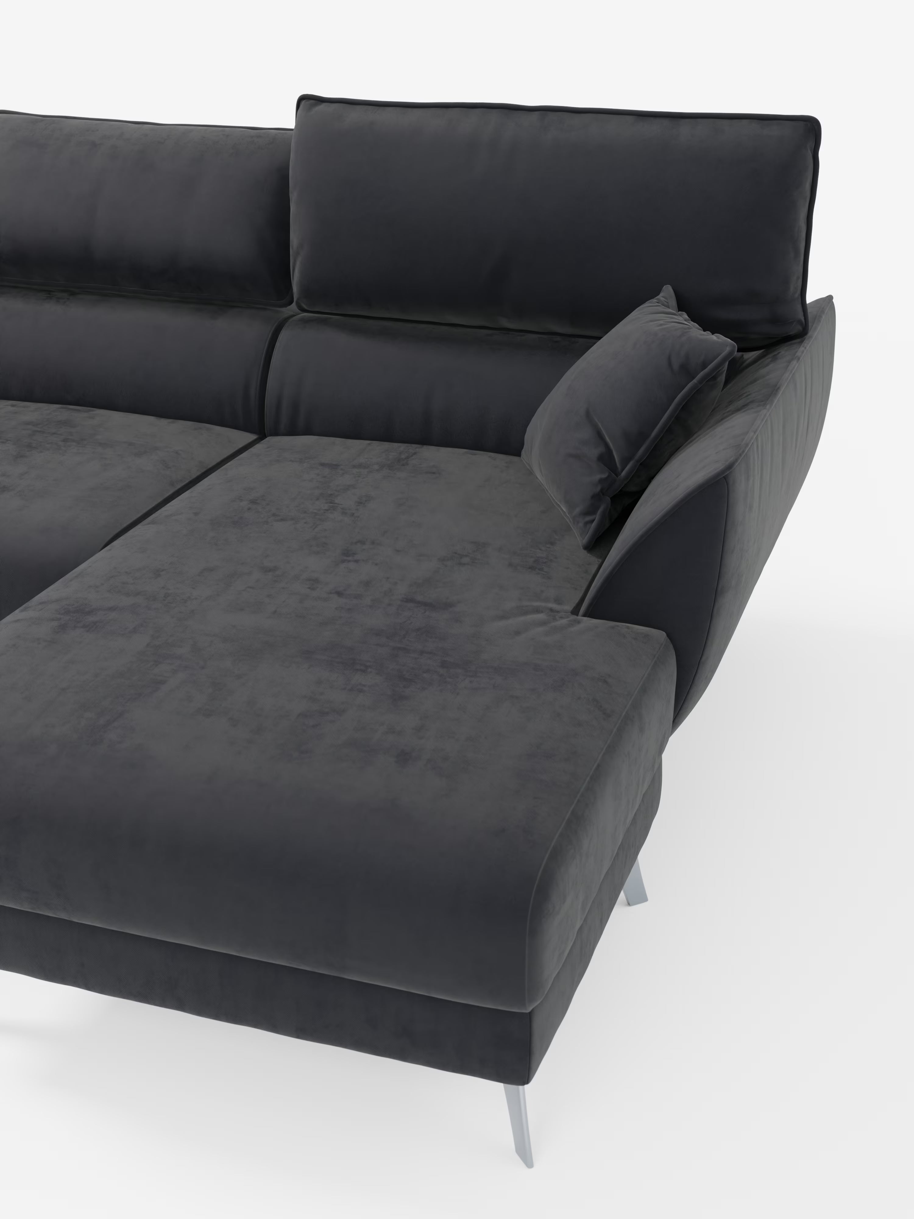 Un divano angolare Michelangelo grigio scuro con penisola e sedute estensibili di Divani.Il divano, realizzato con un raffinato tessuto T30 effetto velluto resistente alle macchie, presenta una chaise longue sul lato destro, sottili gambe in metallo, sedute e schienali imbottiti con poggiatesta reclinabili, un bracciolo angolare e un piccolo cuscino decorativo. Lo sfondo è bianco a tinta unita.