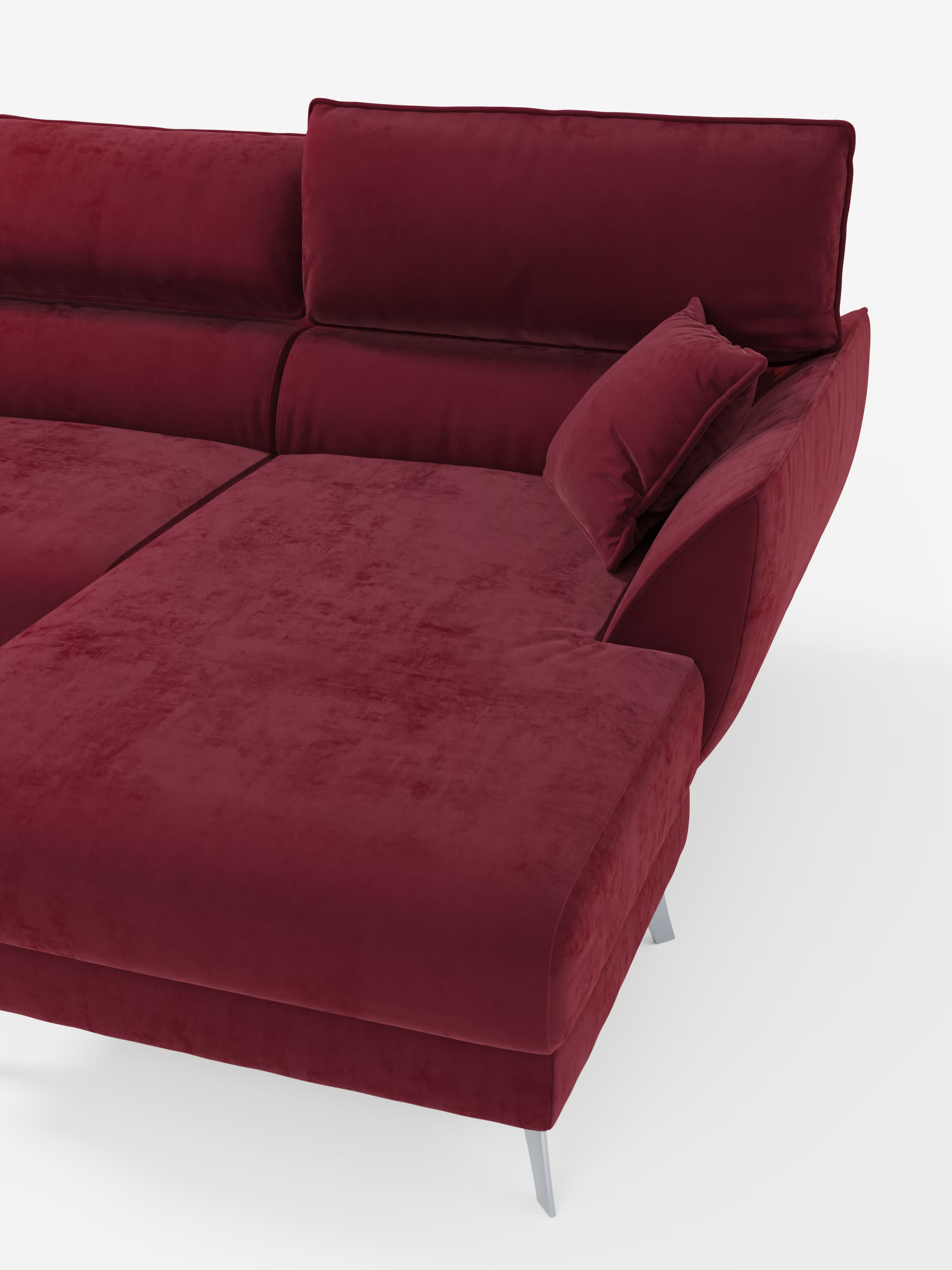 Il divano angolare Michelangelo con penisola e sedute estensibili di Divani.Store presenta una chaise longue sul lato sinistro, uno schienale angolare, morbidi cuscini ed eleganti gambe in metallo argentato. Rivestito con un raffinato tessuto smacchiabile effetto vellutino T30 e dotato di poggiatesta reclinabili, viene qui presentato su uno sfondo bianco.
