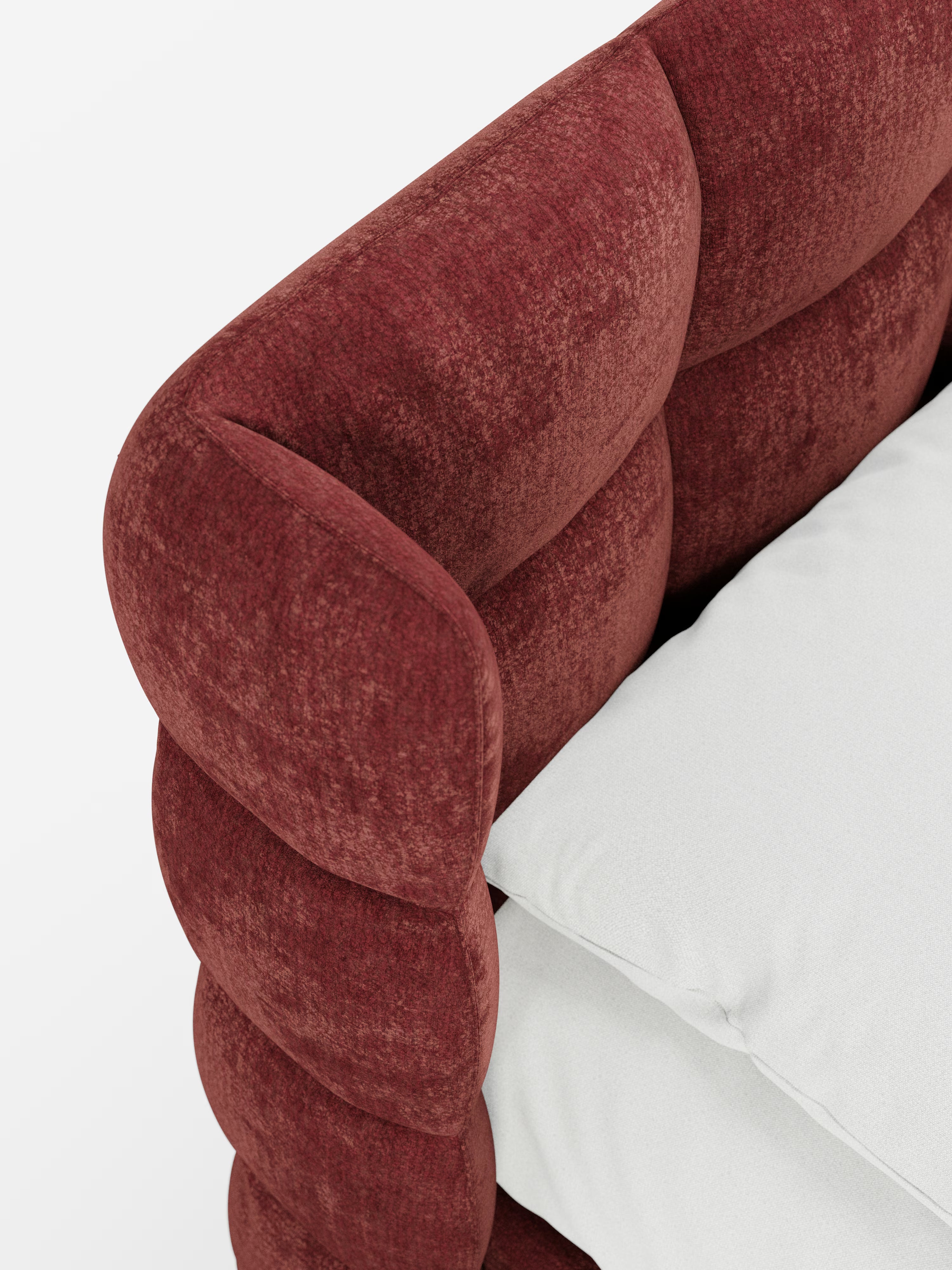 Primo piano del letto imbottito RAGNAR di Letti.store, che mette in risalto il rivestimento rosso intenso e testurizzato, certificato Oeko-Tex®, e una testiera capitonné avvolgente che ispira la forma arrotondata e trapuntata dei braccioli e dello schienale. Due cuscini di seduta grigio chiaro creano un elegante contrasto con il ricco tessuto rosso, il tutto su uno sfondo bianco a tinta unita.