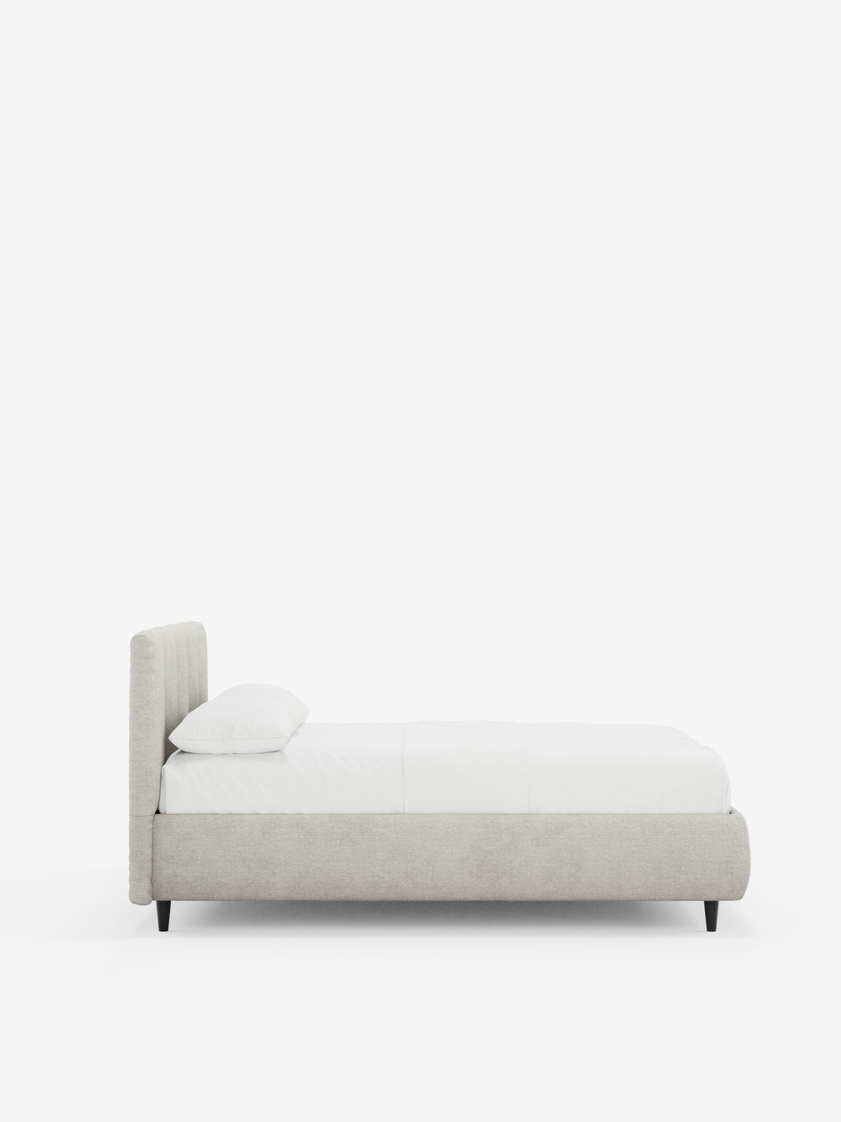 Un’immagine di profilo del letto imbottito ARKAM con contenitore e testiera a cuciture verticali di Letti.store ne mette in risalto il design moderno in stile shabby chic, realizzato in tessuto grigio chiaro certificato Oeko-Tex®. Il letto imbottito presenta una testiera imbottita con cuciture verticali, una struttura a profilo ribassato con gambe corte nere, una silhouette minimalista, oltre a biancheria da letto bianca e un unico cuscino, il tutto su uno sfondo bianco a tinta unita.