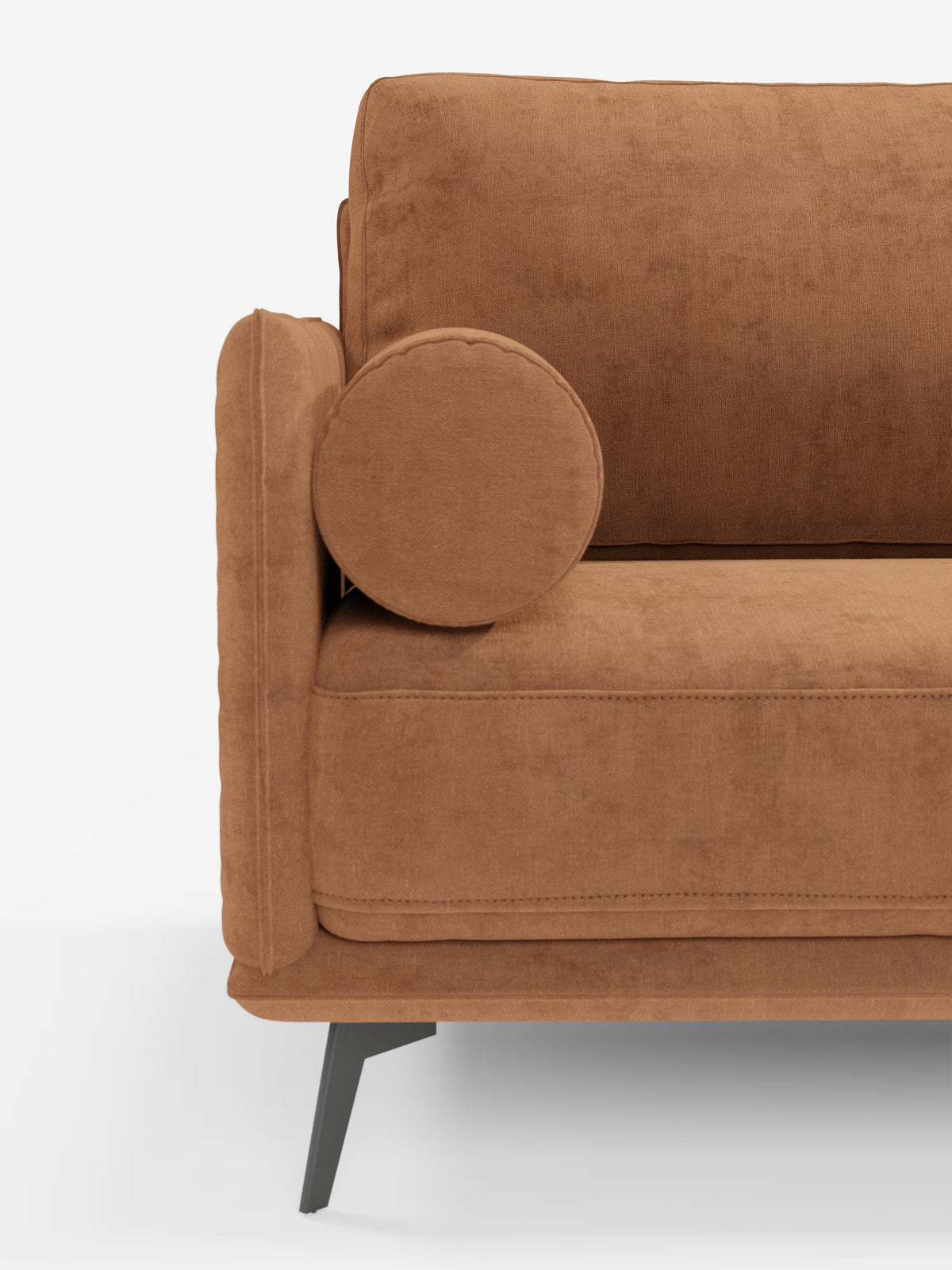 Vista parziale del divano moderno angolare con penisola “Basalto” di Divani.Store, presentato in morbido tessuto T31 color marrone effetto pelle scamosciata, resistente alle macchie, con cuscino cilindrico, braccioli squadrati ed elegante base angolare in metallo nero. Inquadrato su uno sfondo bianco a tinta unita per esaltarne la morbida trama e il design minimalista e contemporaneo, nell’immagine è visibile solo la sezione sinistra di questo elegante divano moderno con cuscini in piuma.