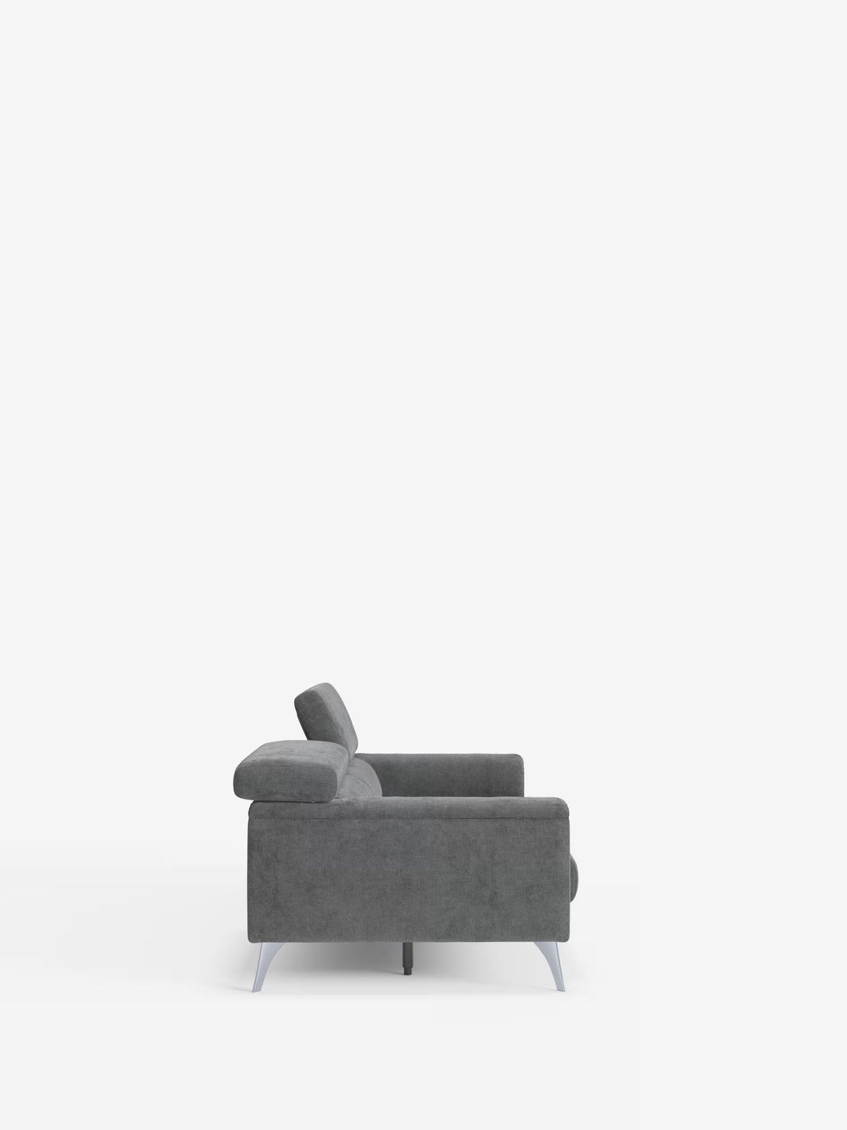 Vista laterale del divano Caravaggio a 2 e 3 posti con sedute allungabili e poggiatesta reclinabili, rivestito in elegante tessuto smacchiabile T31 di Divani.Store, caratterizzato da un design moderno in grigio con braccioli, schienale angolato e sottili gambe in metallo su uno sfondo bianco a tinta unita. Questo divano minimalista si distingue per le linee pulite e la morbida trama del tessuto di facile pulizia, che lo rendono una scelta elegante per qualsiasi soggiorno contemporaneo.