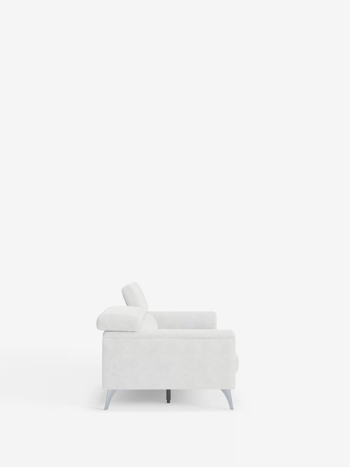 Una vista laterale del divano Caravaggio a 2 e 3 posti con sedute allungabili e poggiatesta reclinabili, rivestito in elegante tessuto smacchiabile T31 di Divani.Store, su uno sfondo bianco a tinta unita. Questo divano moderno e lineare presenta uno schienale basso, cuscini di seduta spessi e gambe in metallo sottili e angolate, per un look pulito e contemporaneo.