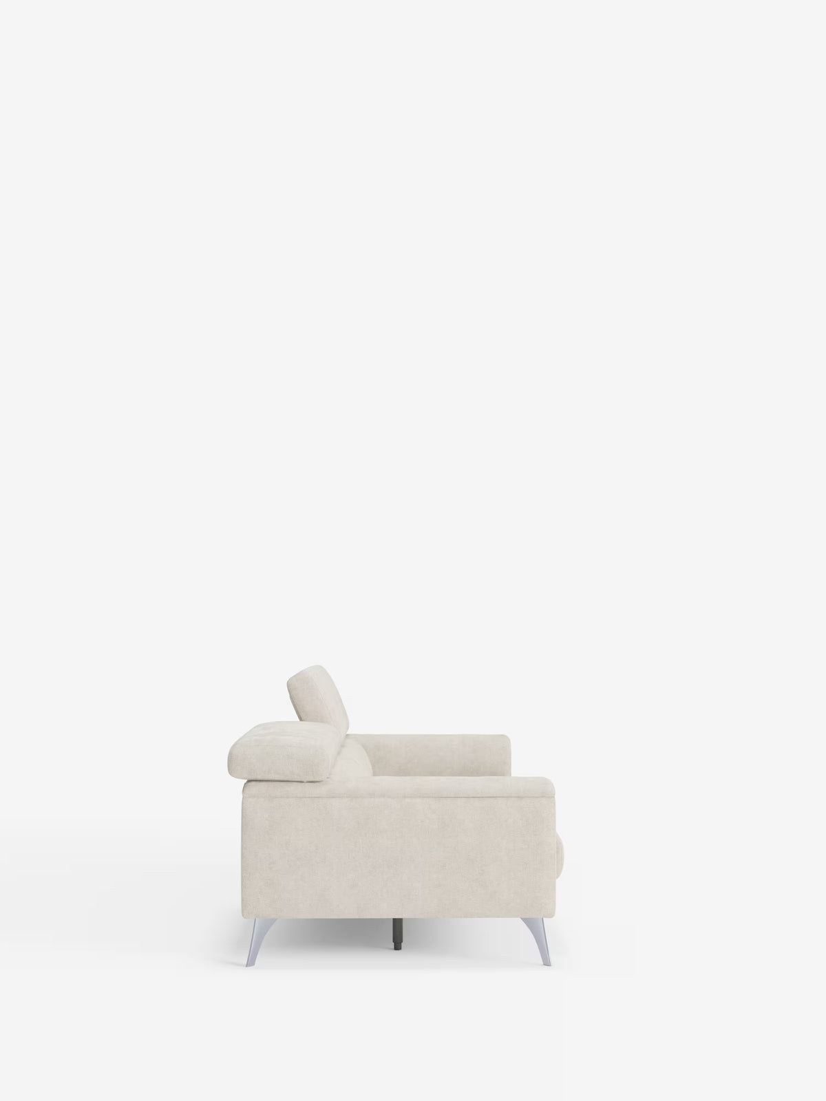 Una vista laterale del divano Caravaggio a 2 e 3 posti di Divani.Store, caratterizzato da sedute estensibili e poggiatesta reclinabile, rivestito in elegante tessuto T31 beige chiaro, resistente alle macchie. Questo divano moderno dalle linee lineari presenta gambe in metallo e un design pulito e minimalista che risalta su uno sfondo bianco a tinta unita. Si presenta lussuoso e accogliente, con linee semplici e senza motivi o decorazioni visibili.