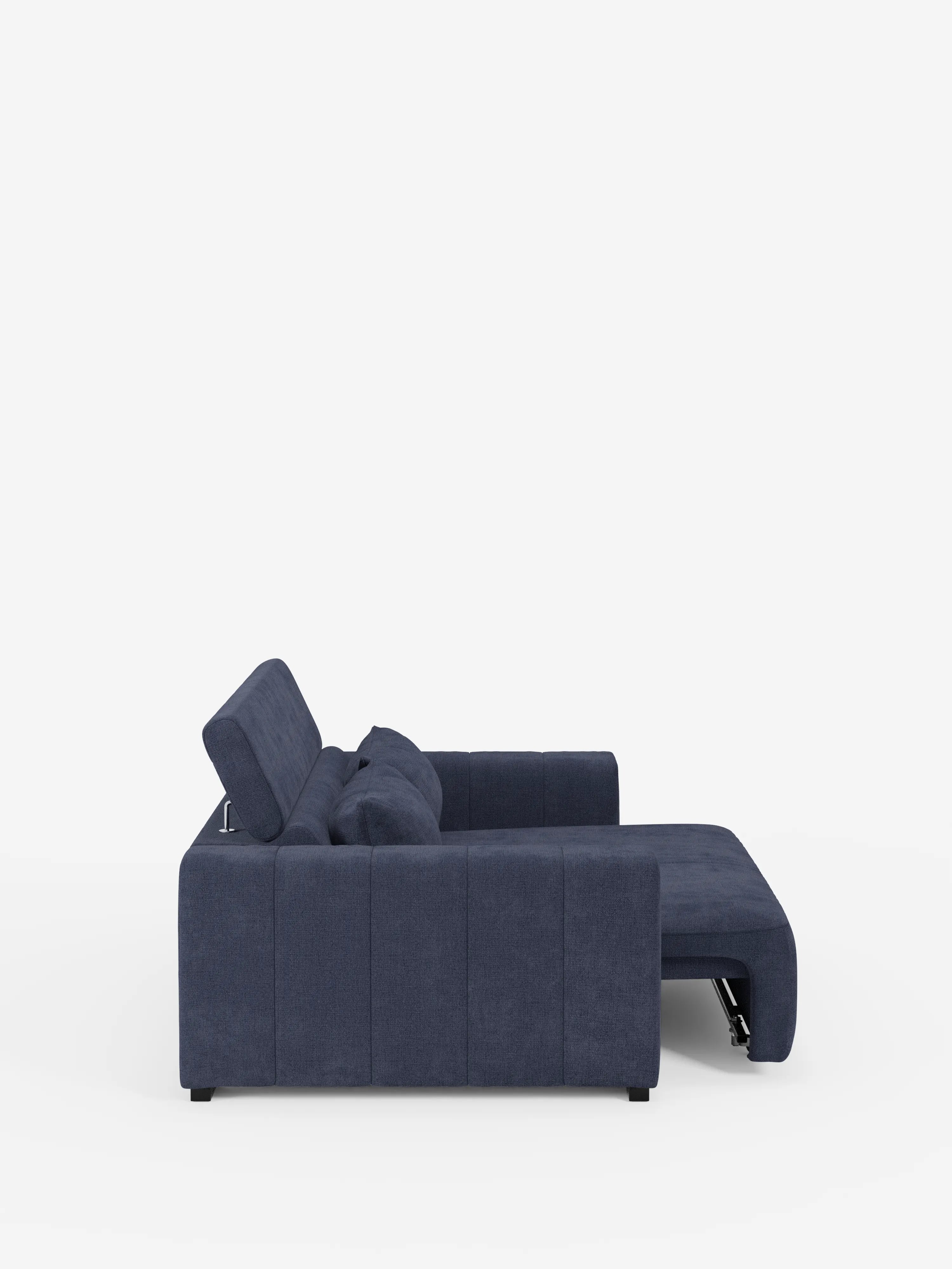 Scopri il comfort e lo stile moderni con il divano a 3 posti Doric di Divani.Store. Rivestito in tessuto T23 antimacchia, questo divano componibile blu scuro è dotato di sedute estensibili elettricamente e di un poggiatesta reclinabile per un relax personalizzabile. Il suo design a chaise longue si trasforma in una superficie piana ideale per rilassarsi o dormire, mentre lo sfondo bianco a tinta unita mette in risalto le sue linee slanciate e l’estetica contemporanea.