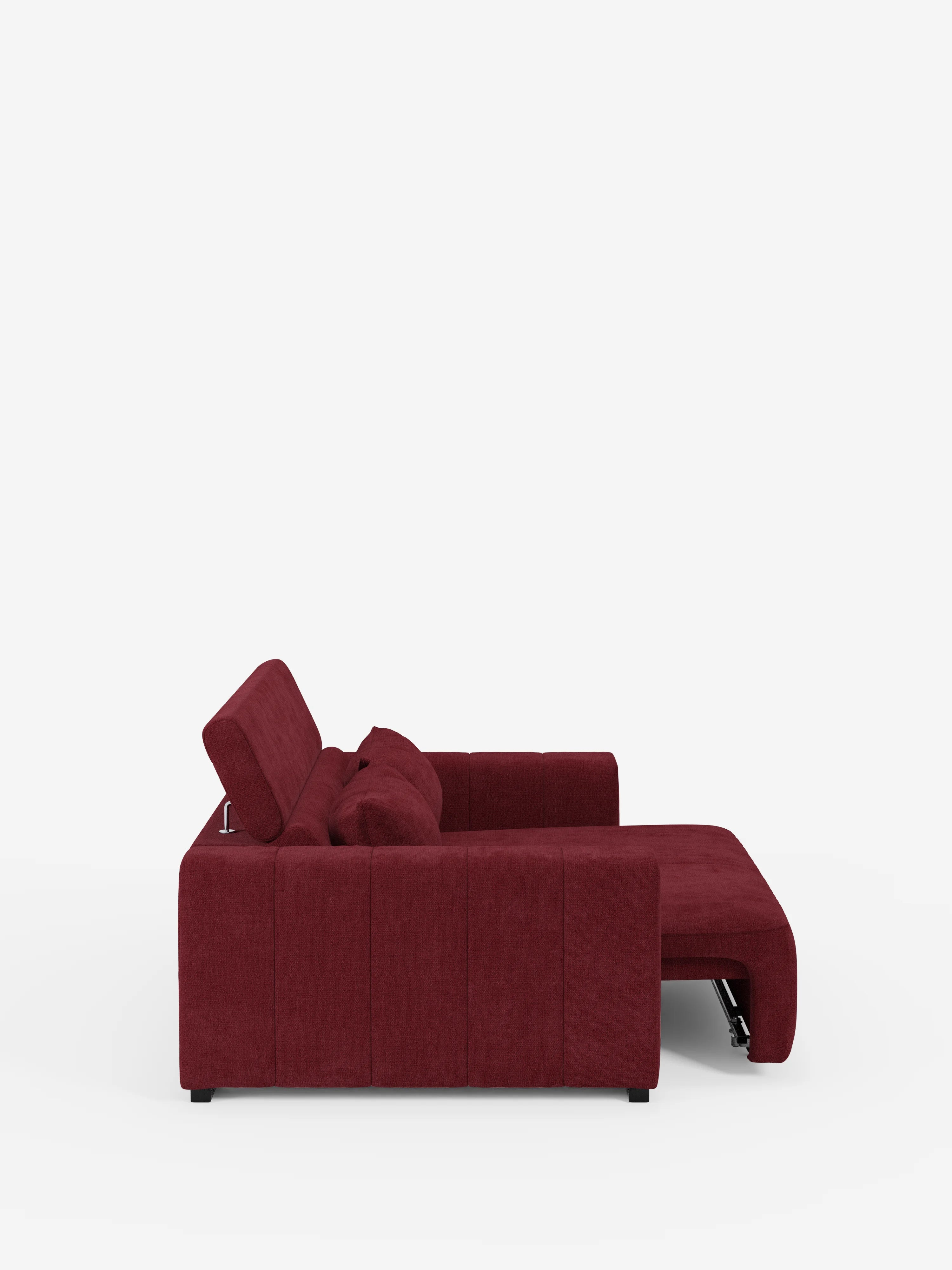 Un divano a 3 posti in stile dorico contemporaneo di Divani.Store, rivestito in tessuto T23 rosso scuro antimacchia, visto di profilo. Il divano componibile presenta una sezione chaise longue, sedute estensibili elettricamente per un maggiore relax, un poggiatesta reclinabile e poggia su gambe corte nere su uno sfondo bianco a tinta unita.