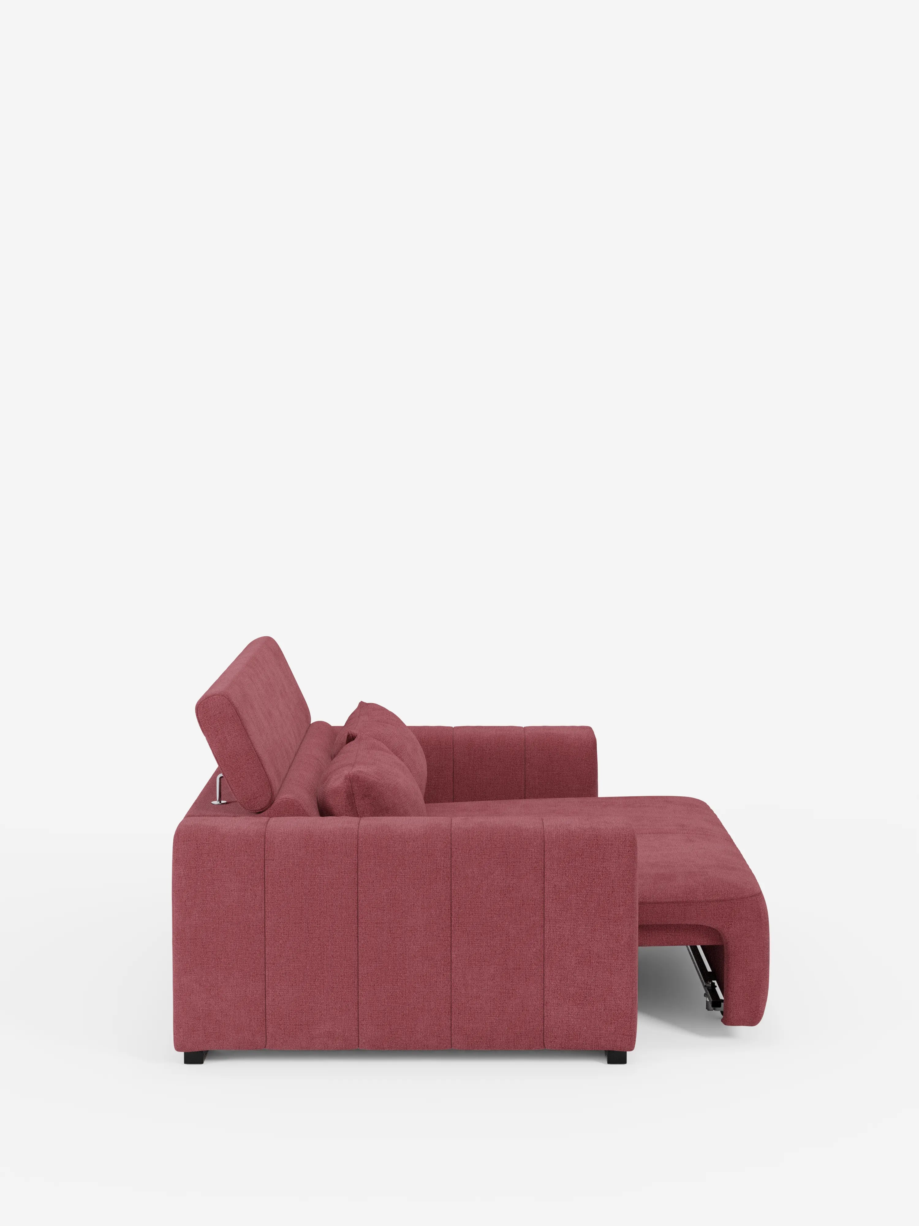 Una vista laterale del divano dorico a 3 posti di Divani.Store, un moderno divano componibile imbottito di colore rosso, dotato di sedute reclinabili elettricamente, poggiatesta reclinabile in tessuto T23 antimacchia, linee pulite, cuscini trapuntati e piedini neri, il tutto su uno sfondo bianco a tinta unita.