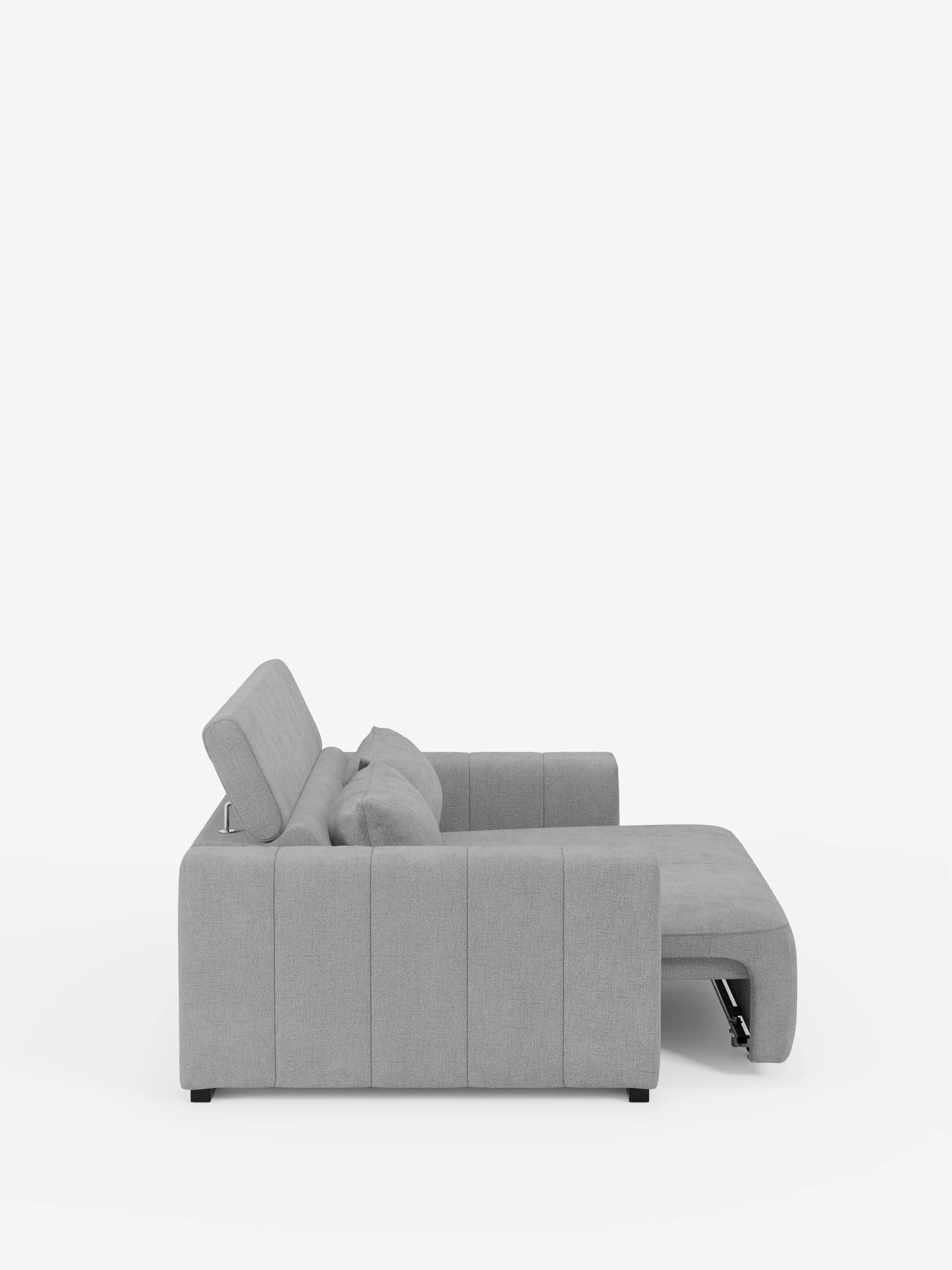 Vi presentiamo il divano a 3 posti Doric di Divani.Store: un divano contemporaneo color grigio chiaro dotato di sedute estensibili elettricamente, chaise longue sul lato destro e poggiatesta reclinabili. Rivestito in tessuto T23 facile da pulire, questo modello dal design moderno è caratterizzato da ampi braccioli, linee rettangolari pulite e gambe corte nere. La sua struttura pratica ed elegante risalta magnificamente su uno sfondo bianco a tinta unita.