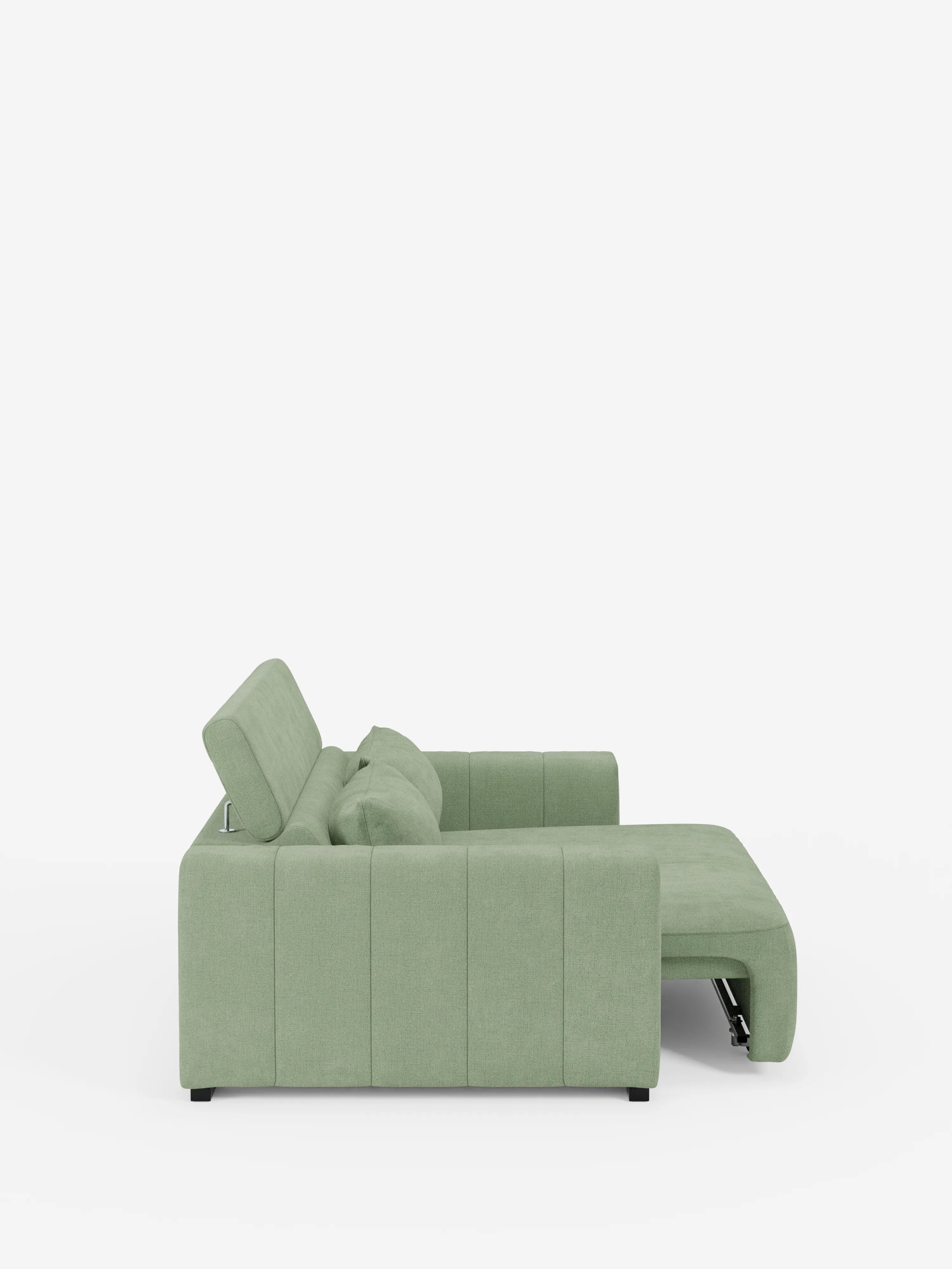 Un divano a tre posti Doric color verde salvia di Divani.Store è raffigurato in una vista laterale su uno sfondo bianco a tinta unita, con lo schienale parzialmente reclinato e il poggiapiedi esteso grazie alla funzione “relax elettrico”. Questo divano contemporaneo presenta linee pulite, morbidi cuscini rivestiti in tessuto T23 facile da pulire, un poggiatesta reclinabile e piedini neri bassi, per un equilibrio ideale tra comfort e stile moderno.