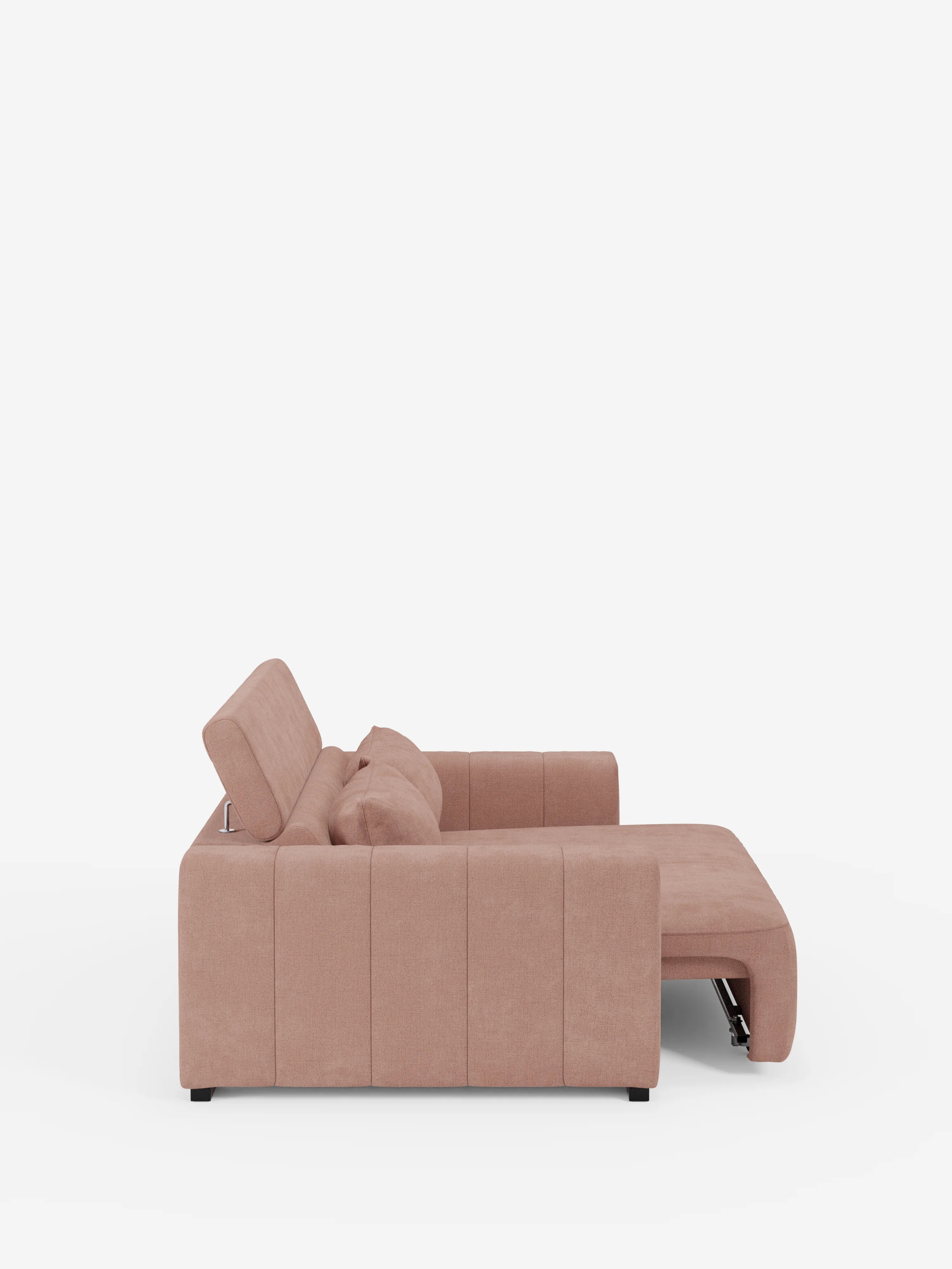 Vista laterale del divano dorico a 3 posti di Divani.Store, un moderno divano componibile color malva rivestito in tessuto T23 antimacchia, con cuscini trapuntati e poggiatesta reclinabile. Questo divano relax elettrico è dotato di sedute estensibili e di una sezione chaise longue allungata che ricorda un letto estraibile. Su uno sfondo bianco a tinta unita, l’immagine mette in risalto la morbida consistenza e le linee pulite del divano.