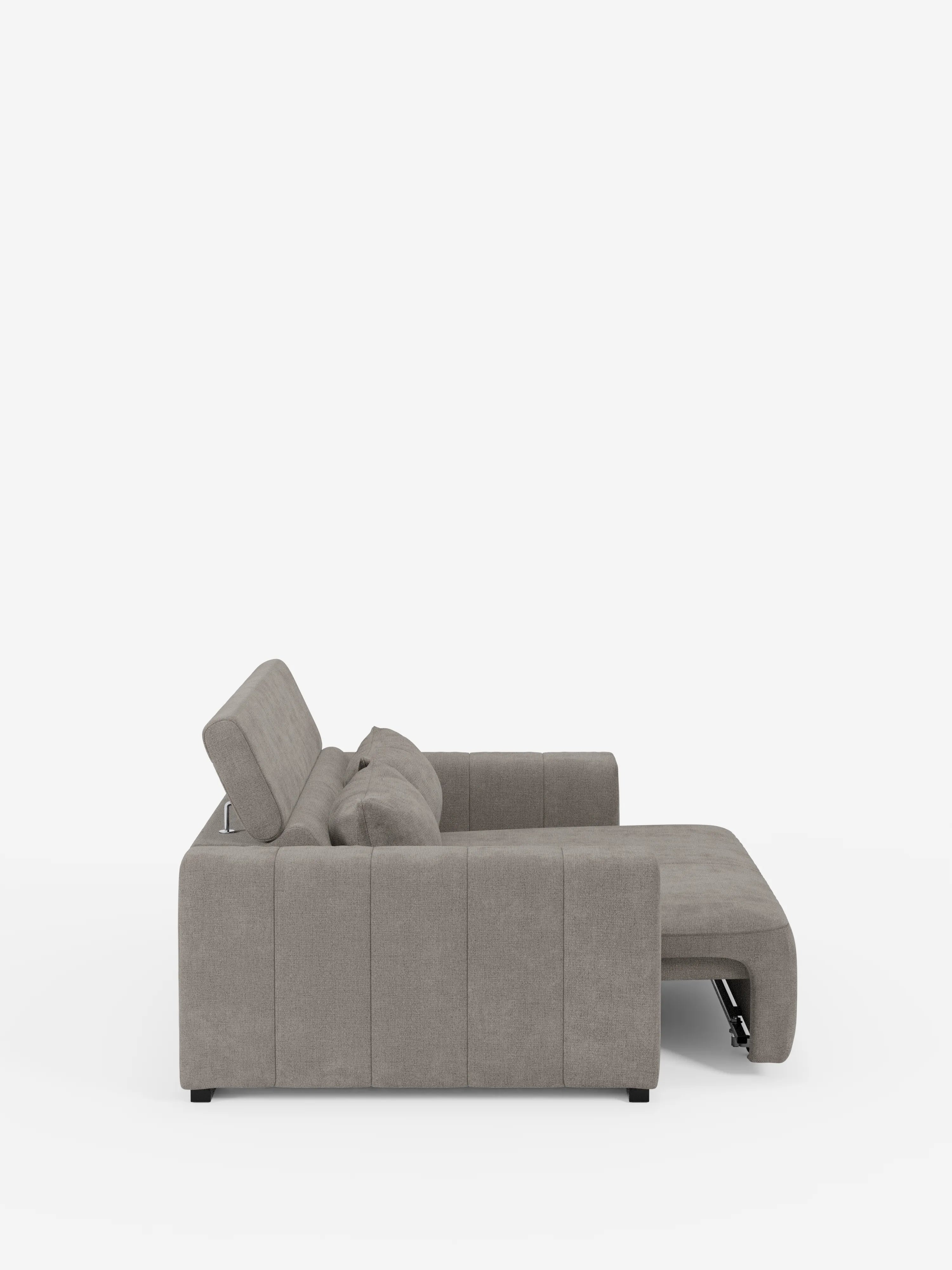 Una vista laterale del divano a 3 posti Doric di Divani.Store è raffigurata su uno sfondo bianco. Questo moderno divano grigio chiaro è dotato di poggiatesta reclinabili regolabili, sedute estensibili con funzione relax elettrica e linee pulite con una delicata trapuntatura sui lati. Il design include una sezione chaise longue per un comfort ancora maggiore ed è rivestito in tessuto T23 facile da pulire.