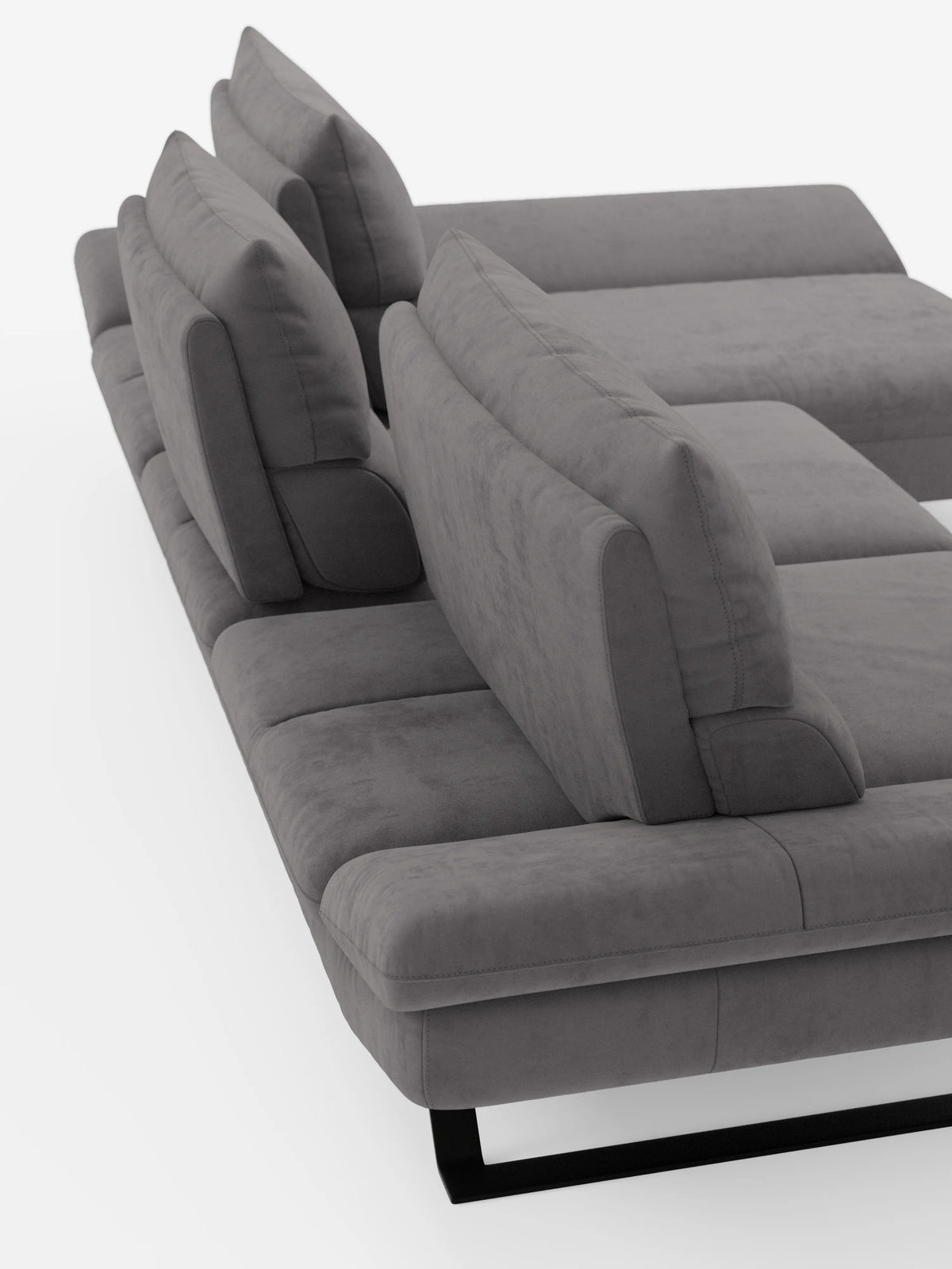 Moderno divano componibile Eclipse grigio con penisola e schienali regolabili, realizzato in microfibra tecnica antimacchia, ripreso da un’angolazione posteriore rialzata su sfondo bianco. Questo elegante divano angolare di Divani.Store presenta cuscini di seduta e schienale spessi, ampi braccioli e gambe basse in metallo nero, che conferiscono al divano un aspetto spazioso e contemporaneo.