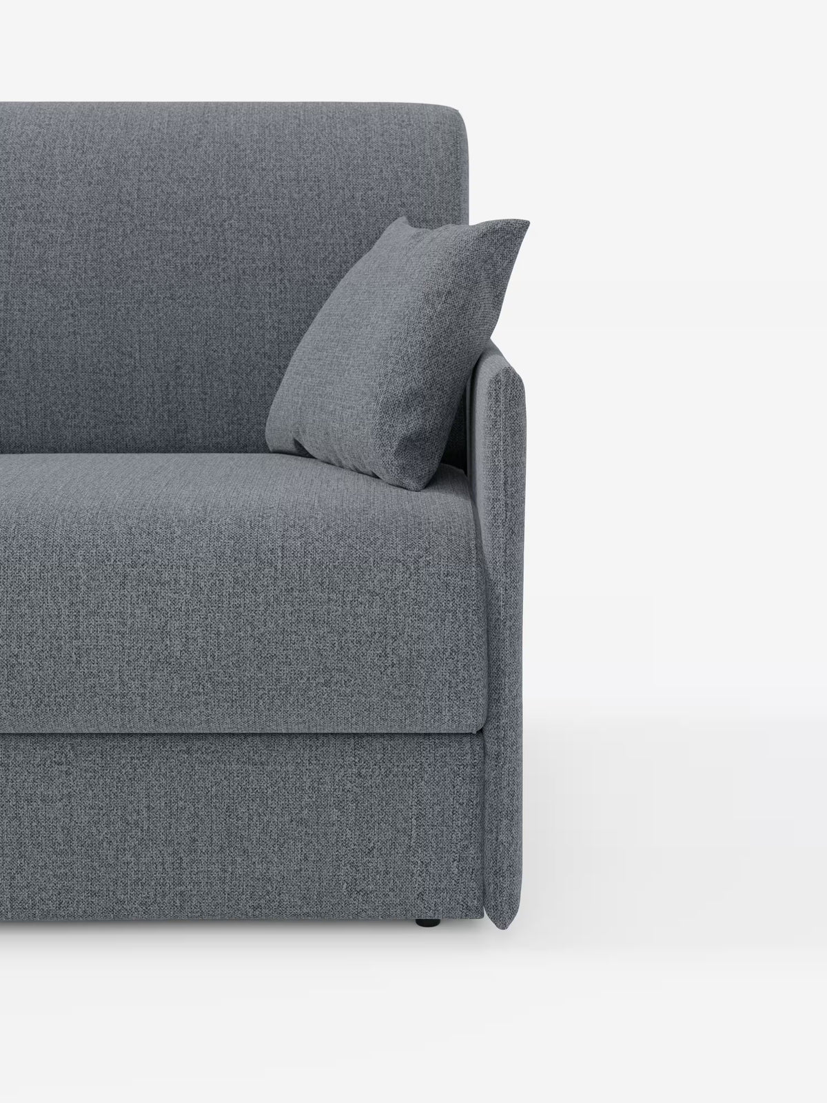 Un divano letto matrimoniale Evans grigio in stile contemporaneo, sfoderabile, di Divani.Store, caratterizzato da un design compatto e da un vano porta-cuscini integrato, è esposto su uno sfondo bianco. È visibile solo la metà destra del divano letto, rivestito in tessuto T23 antimacchia, che mostra un bracciolo, un cuscino di seduta e parte dello schienale. Lo stile complessivo è semplice e minimalista.