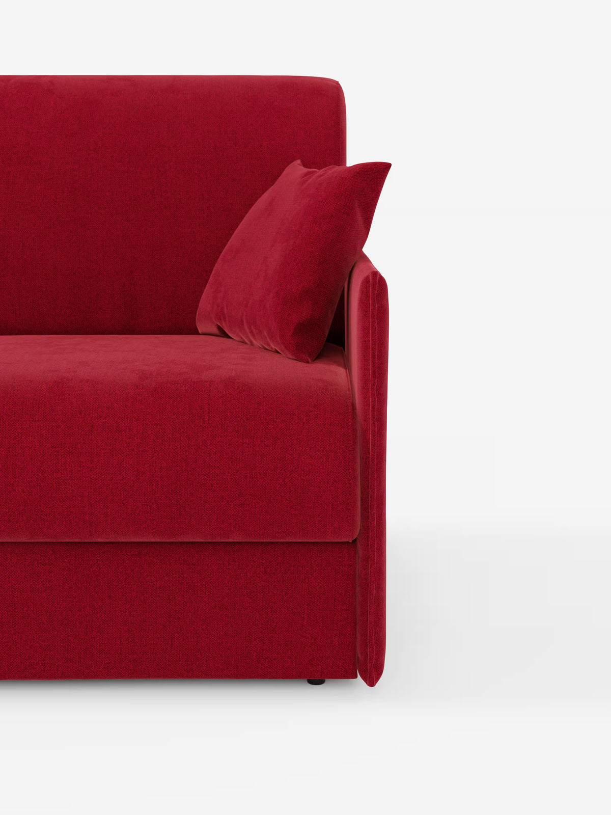Il divano letto matrimoniale sfoderabile Evans di Divani.Store, caratterizzato da un design compatto e da un tessuto T23 antimacchia con vano porta-cuscini integrato, è presentato in un rosso vivace su uno sfondo bianco a tinta unita. È visibile solo la metà destra del divano, che mette in risalto le sue linee semplici e pulite e la sua morbida trama, impreziosite da un cuscino rosso abbinato.