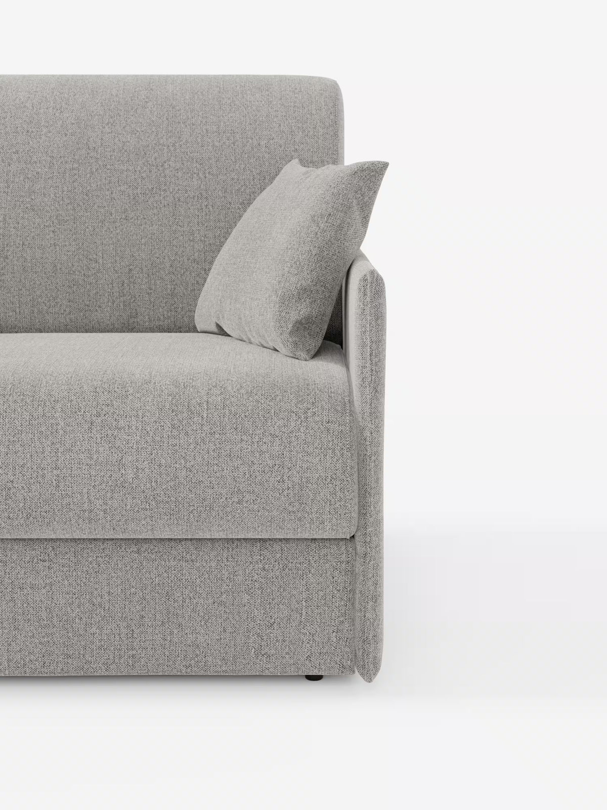 Un primo piano del divano letto matrimoniale sfoderabile Evans di Divani.Store, che ne mette in risalto il design moderno e compatto in tessuto grigio smacchiabile T23, con cuscino abbinato. È visibile solo il lato sinistro del divano — comprensivo di seduta, schienale, bracciolo e cuscino — su uno sfondo bianco a tinta unita, per un’estetica minimalista.