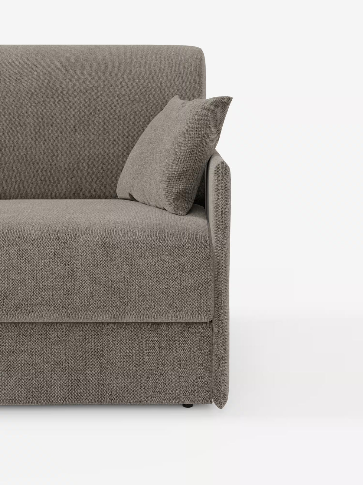 Un primo piano del moderno divano letto matrimoniale sfoderabile Evans di Divani.Store, caratterizzato da un design compatto e da un rivestimento in tessuto T23 sfoderabile e antimacchia, con un unico cuscino coordinato appoggiato al bracciolo. Sono visibili solo il lato destro di questo versatile divano letto e il cuscino, su uno sfondo bianco a tinta unita.