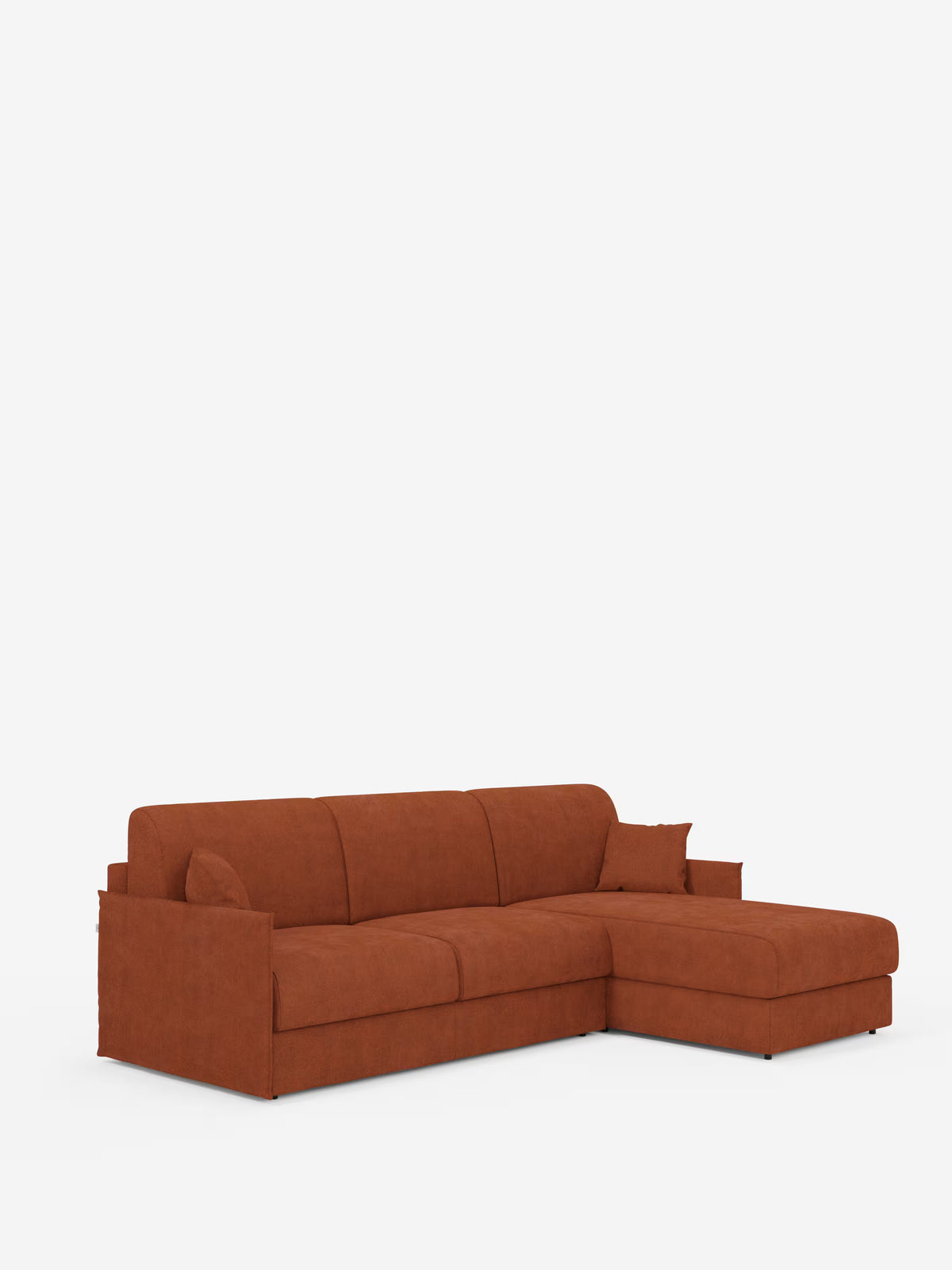 Il divano letto angolare con penisola contenitore Evans di Divani.Store è un moderno divano componibile rivestito in tessuto T23 color ruggine e resistente alle macchie. Caratterizzato da una chaise longue sul lato destro, questo modello compatto presenta linee pulite, schienali bassi, ampi braccioli e include due cuscini decorativi abbinati. Il divano poggia su piedini discreti ed è fotografato su uno sfondo bianco a tinta unita.