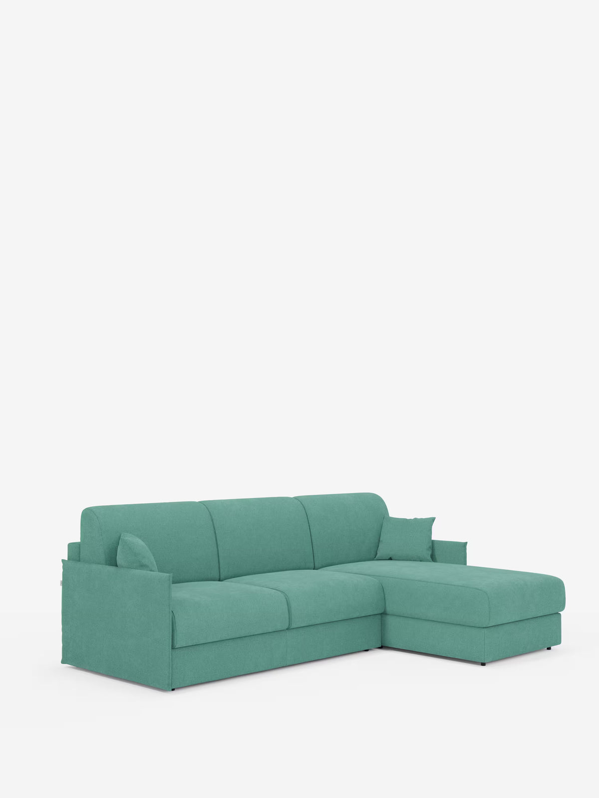 Il divano letto angolare con penisola contenitore Evans di Divani.Store è un moderno divano componibile color verde acqua, caratterizzato da tre cuscini di seduta, braccioli bassi e una chaise longue integrata sul lato destro con un pratico vano contenitore (“penisola contenitore”), il tutto su uno sfondo bianco a tinta unita. Questo modello compatto è rivestito in tessuto T23 facile da pulire.