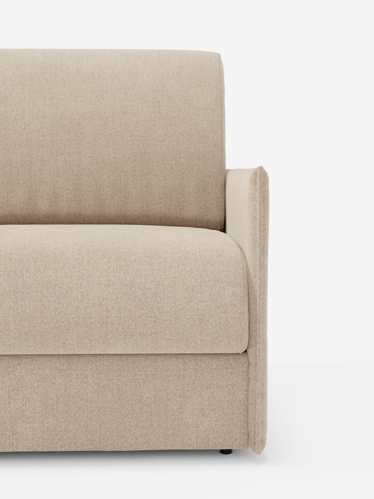 Un primo piano del lato sinistro della poltrona letto compatta Evans color beige chiaro con materasso di Divani.Store, rivestita in tessuto T23 sfoderabile e antimacchia. Il divano presenta un bracciolo, una seduta e uno schienale su uno sfondo bianco a tinta unita. Il suo design minimalista, caratterizzato da linee pulite e privo di motivi o decorazioni visibili, lo rende una soluzione salvaspazio ideale per interni eleganti.