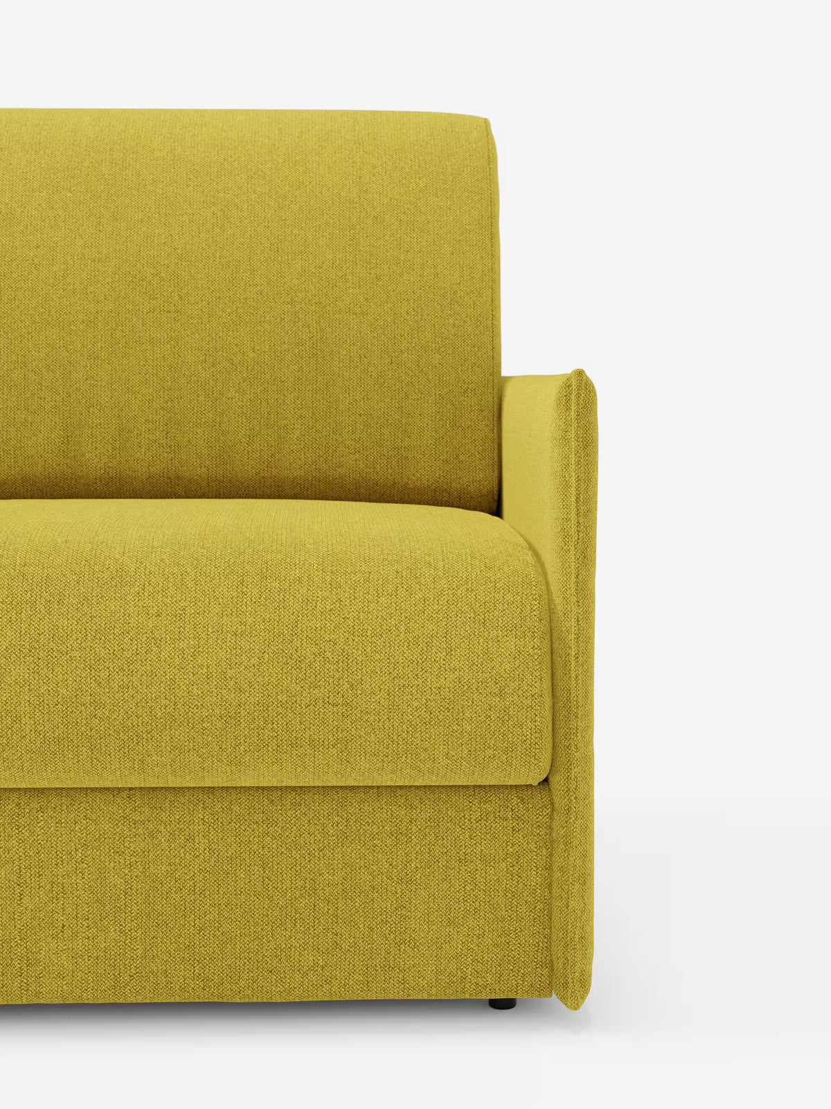 Un primo piano della poltrona letto compatta “Evans” con materasso di Divani.Store, rivestita in tessuto T23 sfoderabile e antimacchia. L'immagine mostra la metà destra di questo moderno divano giallo, mettendo in risalto la seduta, il bracciolo e lo schienale dalle linee pulite, il tutto su uno sfondo bianco a tinta unita.