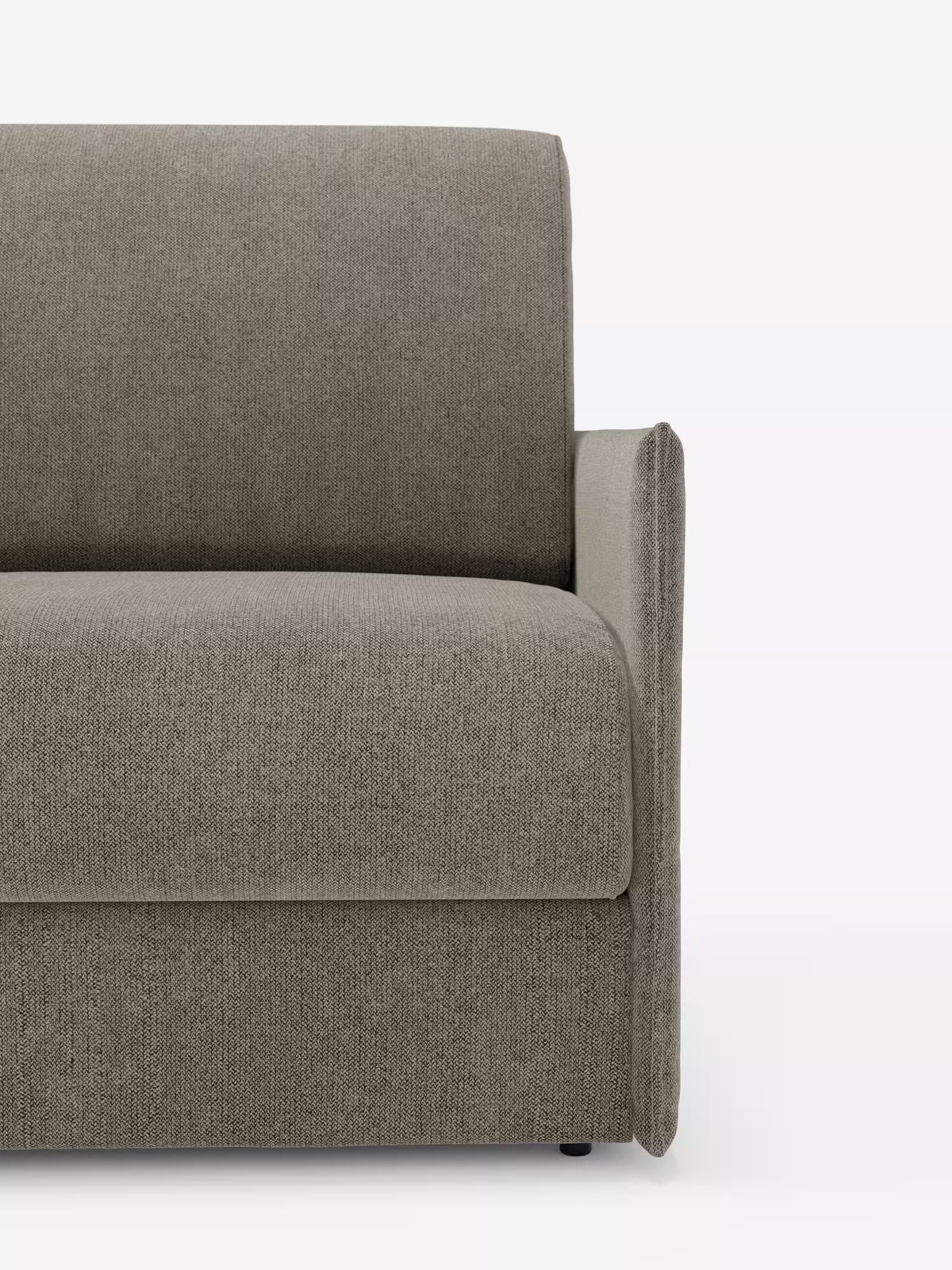 Immagine ritagliata che mostra il lato destro di una moderna poltrona letto imbottita grigia dalle linee pulite, con braccioli squadrati e tessuto testurizzato. La poltrona letto compatta Evans con materasso di Divani.Store presenta un design salvaspazio con un materasso da 70 x 197 cm ed è rivestita in tessuto T23 sfoderabile e facile da pulire, perfetto per interni minimalisti e combinazioni di colori neutri. Il complemento d'arredo è posizionato su uno sfondo bianco a tinta unita per accentuare il suo