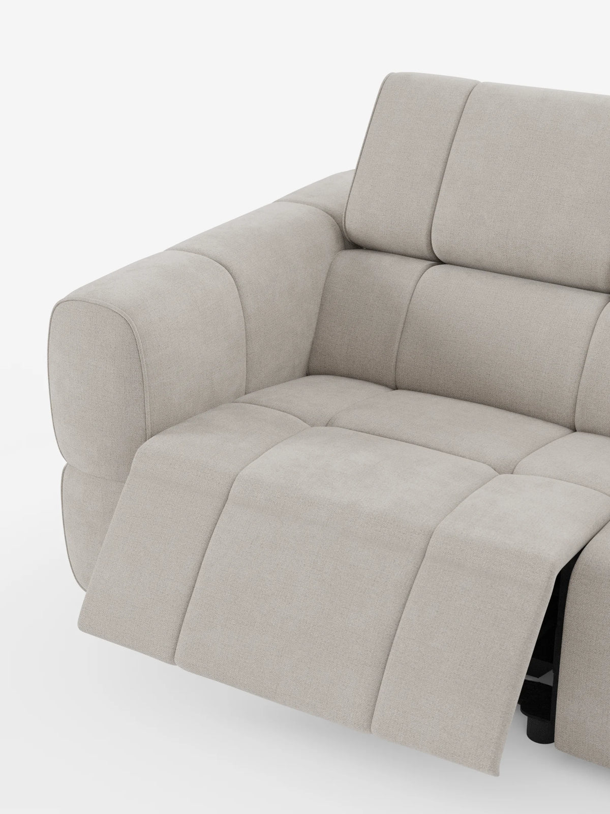 Un moderno divano modulare Giotto a 4 posti color beige chiaro, con poggiatesta reclinabili e funzione relax elettrica opzionale, rivestito in tessuto smacchiabile T23, caratterizzato da un design componibile, un poggiapiedi rialzato, uno schienale inclinato, tessuto trapuntato e braccioli arrotondati.