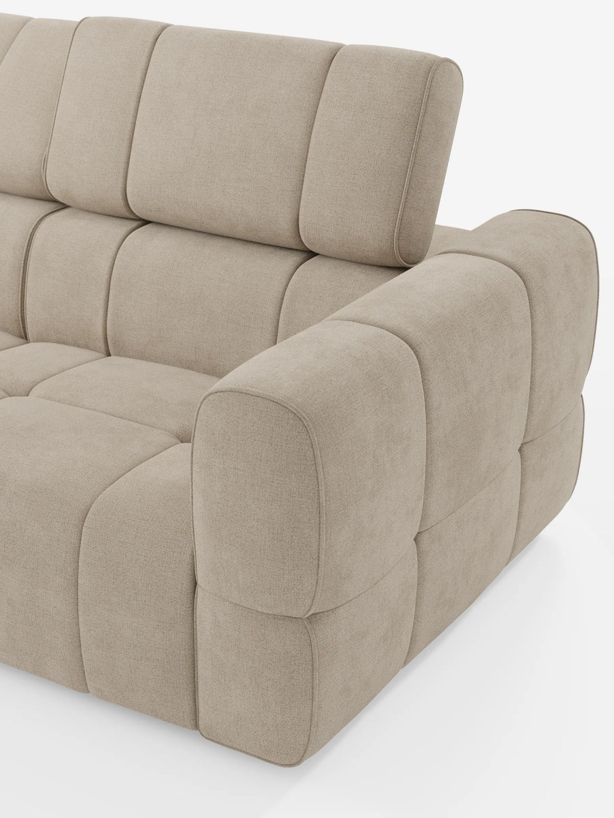 Il divano componibile Giotto con terminale aperto - opzione relax elettrico in tessuto smacchiabile T23 è un divano modulare moderno, di colore beige, caratterizzato da una superficie trapuntata con motivo a griglia, uno schienale parzialmente rialzato e un bracciolo ampio e squadrato.
