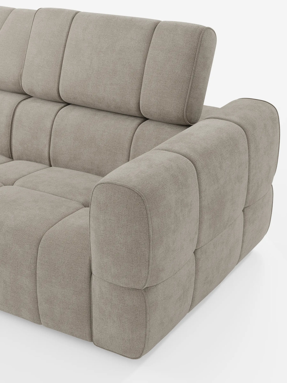 Giotto, divano componibile con estremità aperta - opzione relax elettrico in tessuto smacchiabile T23, un divano modulare in tessuto beige testurizzato con motivo trapuntato a griglia e braccioli spessi e arrotondati su sfondo bianco.